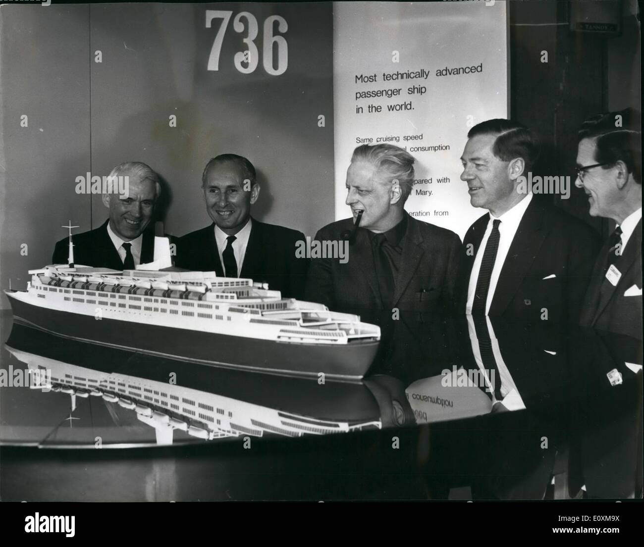 Avril 04, 1967 - Les Secrets révélés comme Modèle est dévoilé : la forme, couleurs et autres détails du nouveau Cunarder ont été révélé pour la première fois aujourd'hui lorsque le président Sir Basil Smallpiece a dévoilé un modèle à l'échelle du navire de la promenade Riverside, Royal Festival Hall, cet après-midi. Une fonction similaire avait lieu à New York en même temps. Q4 est due au lancement par la Reine le 20 septembre. Parmi ceux présents étaient Cunard, architecte naval Dan Wallace et directeur technique T. Kameen, avec James Gardner designer extérieur. Le modèle est de cinq pieds de long. Photo montre : L-R M. Banque D'Images