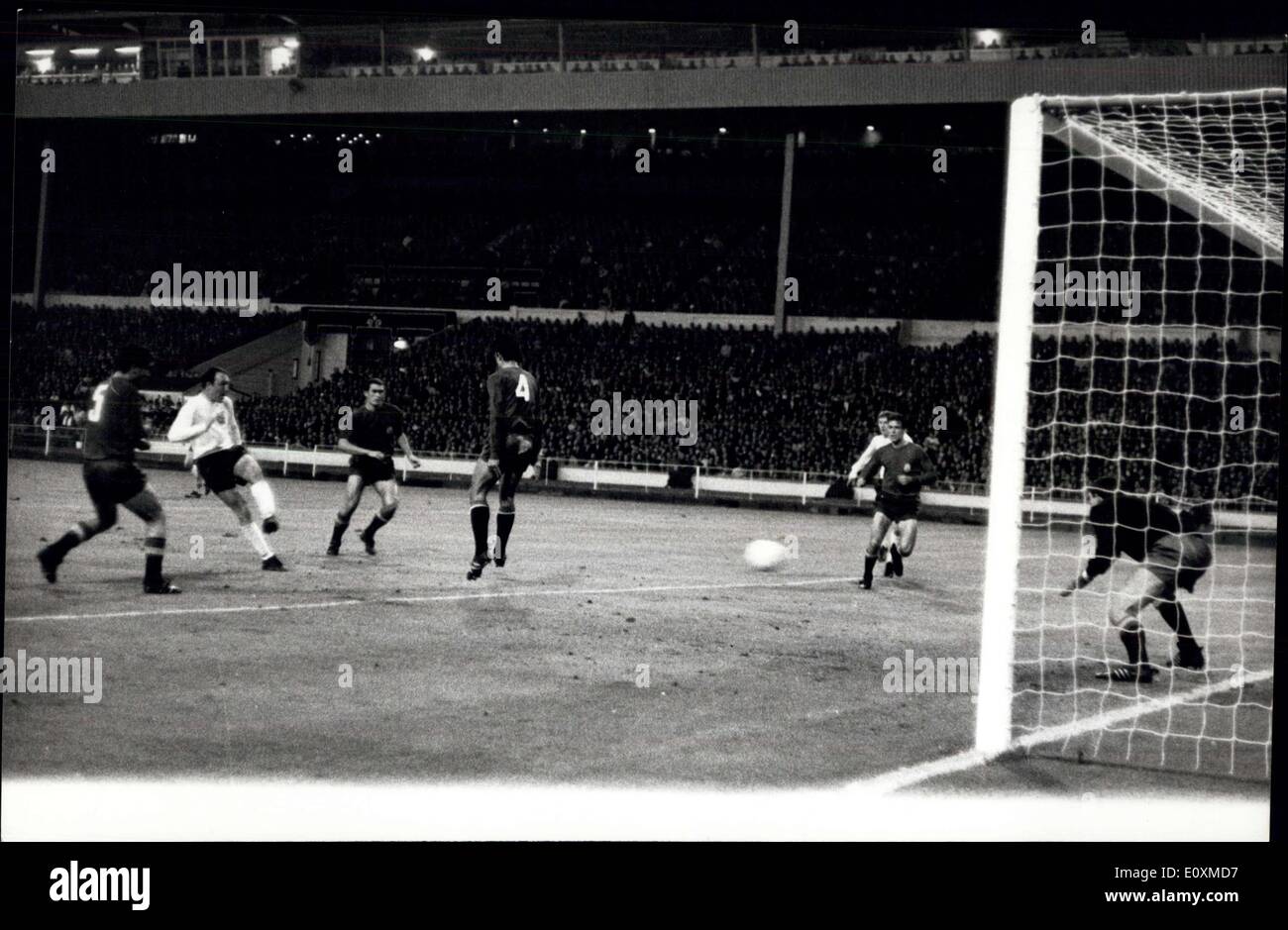 25 mai 1967 - L'Angleterre a battu l'Espagne 2-0 à Wembley. Dans  l'International match de football à Wembley hier soir l'Angleterre battre  l'Espagne 2-0. Photo : Jimmy Greaves vu l'Angleterre notation fist