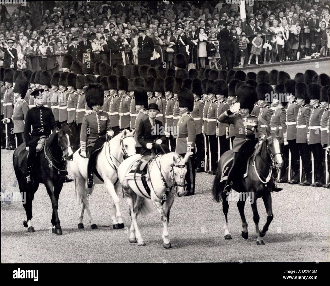 Juin 03, 1967 - répétition générale pour le défilé de l'anniversaire de la reine sur l'Guars Parade : la répétition générale de la cérémonie de la Parade du la couleur pour célébrer l'anniversaire officiel de la Reine s'est tenue aujourd'hui à Horse Guards Parade. La cérémonie proprement dite aura lieu le samedi 10 juin. Sur la photo, Mme Doreen Archer Houblon, (stand-in pour la Reine) inspecte les gardes pendant la répétition de ce matin. Banque D'Images