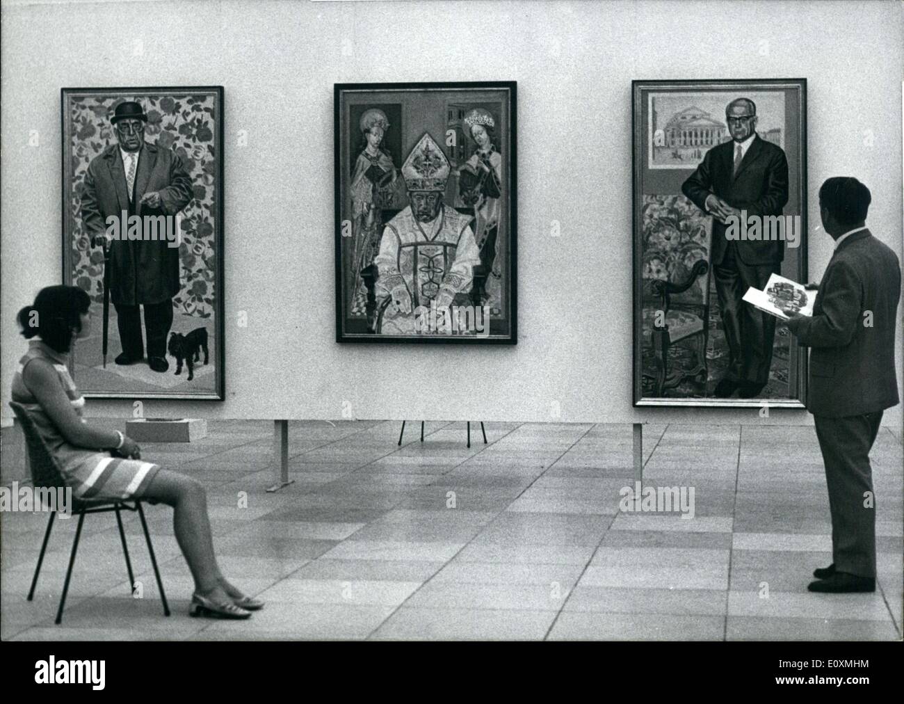 Juin 06, 1967 - La Grande Exposition des Arts de Munich 1967 dans la soirée du 7 juin sera inauguré le ''Grand Arts Exposition 1967'' dans la Maison des Arts de Munich. Les trois grands groupes d'artistes -la sécession, Nouveau groupe et nouveau Munich - Compagnie de l'artiste sont, comme toujours, représentés. Au total, sont à voir dans la Maison des Arts et le jardin appartenant à elle à propos de 1.200 peintures, sculptures, gravures sur bois, etc.. L'exposition est ouverte du 8 juin au 24 septembre 1967. Ops. : Adolf Hartmann, Munich : gauche : self portrait (huile, 145 x 100 cm) milieu : Abt Prof Banque D'Images