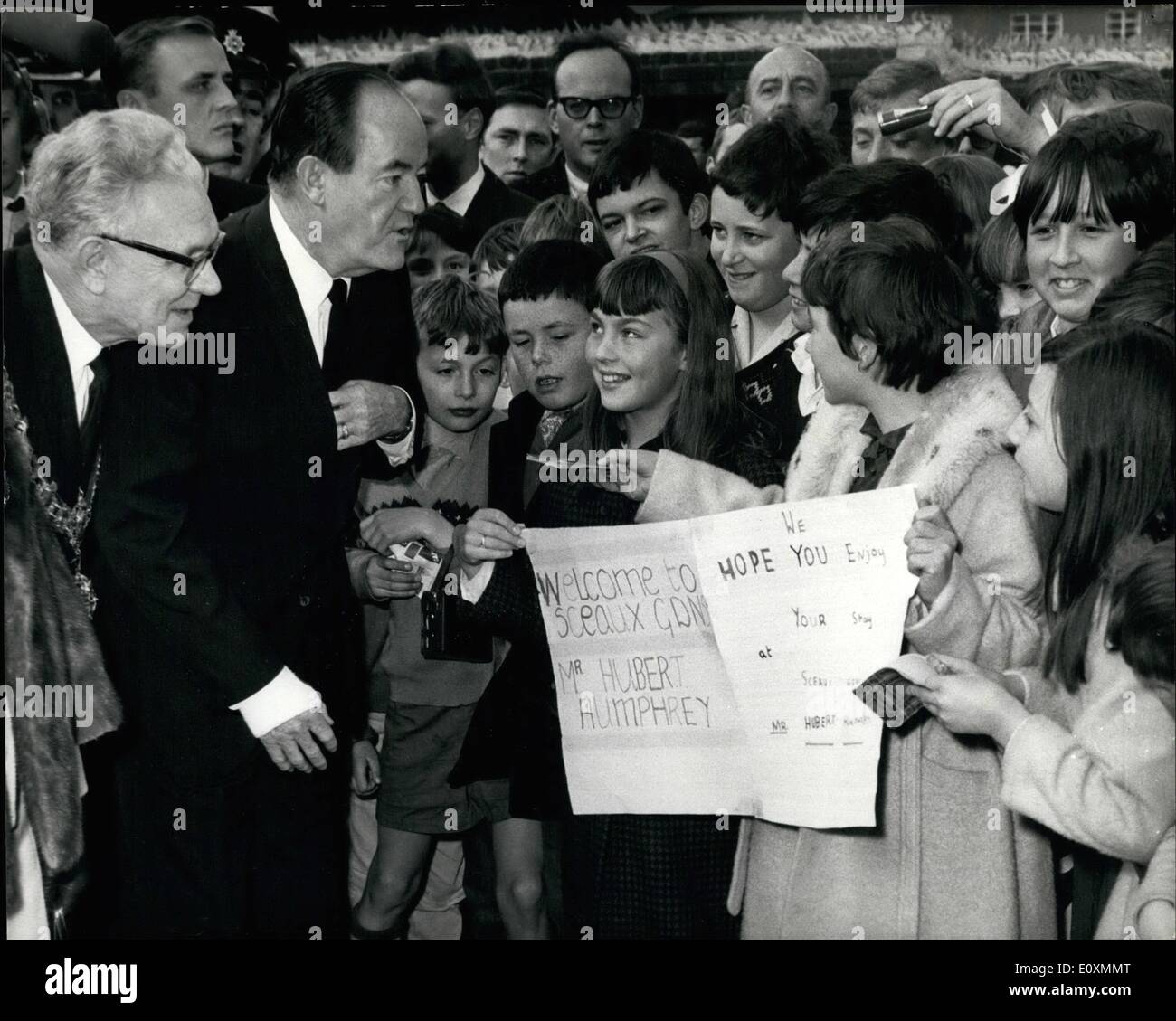 Avril 04, 1967 - M. Humphrey Tours Développement immobilier : Le vice-président des États-Unis, M. Hubert Humphrey, accompagné de sa femme, ce matin, a fait une tournée des Sceaux Gardens housing development -- qui est situé à l'arrière de la Camberwell Mairie, Southwark. Photo montre M. Hubert Humphrey s'arrête pour discuter de Lyn Crouzier, 10 (à gauche), et Martine Iverson, qui à la fois tenu une bannière de bienvenue pour lui. Banque D'Images