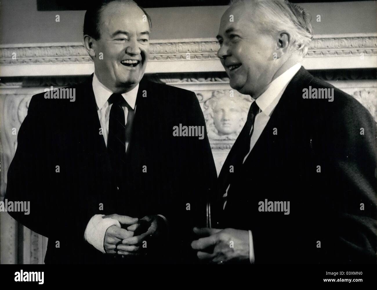 Avril 04, 1967 - L'humour anglo-américain. Londres : tuyau en main, le Premier Ministre britannique Harold Wilson (à droite) a une conversation amicale avec United States Vice-Président Hubert H. Humphrey avant leur dîner ensemble au 10 Downing Street à Londres, Whiteball ce soir, 3e avril. Tandis que le premier ministre et son invité ont été coin, cris de rendez-vous Accueil meurtrier ont été entendus à l'extérieur d'environ deux douzaines de manifestants dans une foule d'environ 150. Banque D'Images