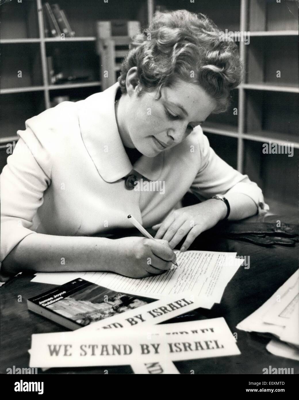 Juin 06, 1967 - Volontaires Juifs interrogés : volontaires juifs à l'aide derrière les lignes en Israël, ont été interviewés dans les bureaux d'aujourd'hui à Lower Regent Street de la communauté juive. Photo montre 22 ans Anne Levy, de Wembley, vu en remplissant un des formulaires lorsqu'elle veut en faire du bénévolat cet après-midi. Banque D'Images