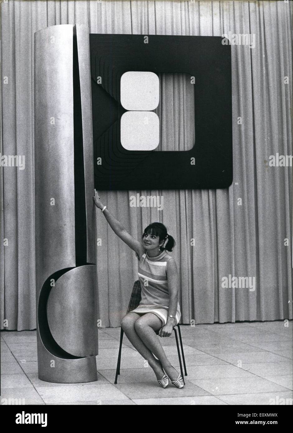 Juin 06, 1967 - La Grande Exposition des Arts de Munich 1967 : Dans la soirée du 7 juin sera inauguré le ''Grand Arts Exposition 1967'' dans la Maison des Arts de Munich. Les trois grands groupes d'artistes -la sécession, Nouveau groupe et nouveau Munich - Compagnie de l'artiste sont, comme toujours, représentés. Au total, sont à voir dans la Maison des Arts et le jardin appartenant à elle à propos de 1.200 peintures, sculptures, gravures sur bois, etc. l'exposition est ouverte du 8 juin au 24 septembre 1967. Photo montre Erich Hauser ''Steel'' 4./67 (acier, 300 x 50 x 50 cm) Banque D'Images
