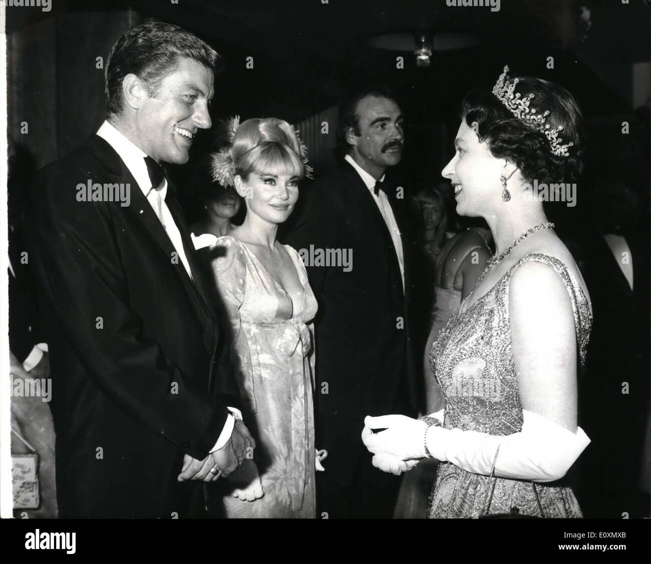 Juin 06, 1967 - Reine assiste à première de nouveau film de James Bond. La Grande-Bretagne Queeen Elizabeth II, vu lorsqu'elle était l'invité d'honneur Banque D'Images