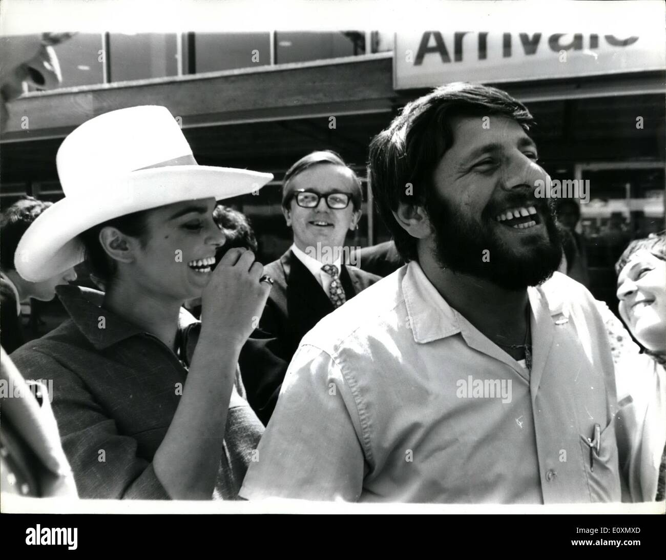 Juin 06, 1967 - Topol est de retour d'Israël : West End stage star Topol, était de retour à Londres hier cinq jours de recevoir de retour à Londres hier, après cinq jours de recevoir les troupes israéliennes qui ont combattu les Arabes. Il avait seulement quatre heures pour se reposer après l'atterrissage à l'aéroport d'Heathrow avant de répétitions pour sa représentation en soirée dans le hit musical ''Un violon sur le toit''. À l'aéroport pour l'accueillir ont été son épouse, Galia et l'actrice israélienne, Dahlia Lavi, un(e) ami(e) tout au long de la vie. Topol, 31 ans, la gauche israélienne montrent mercredi dernier pour Tel Aviv Banque D'Images