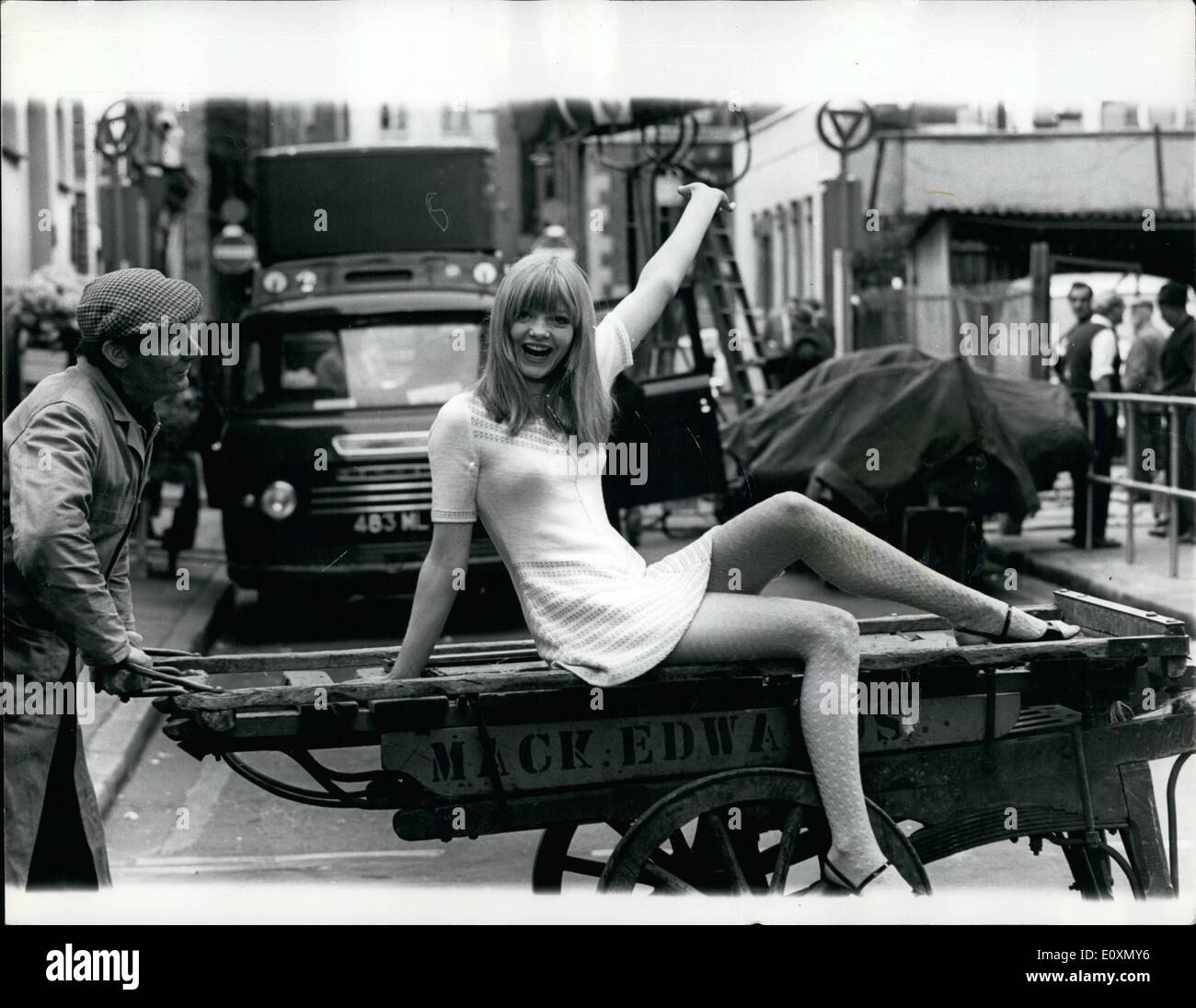 Juin 06, 1967 - Le tournage des scènes du ''Mrs. Brown vous avez une jolie fille : fusillade a commencé hier à Londres, Covent Garden pour le film ''Mrs. Brown Vous avez une belle fille'', et d'images ici assis sur un marché barrow est jolie Sarah Caldwell qui joue le rôle de la fille de Mme Brown- dans le film. Banque D'Images