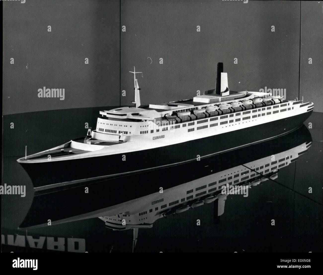 Avril 04, 1967 - Q4 Secrets révélés comme Modèle est dévoilé : la forme, les couleurs d'autres détails du nouveau Cunarder ont été révélé pour la première fois aujourd'hui lorsque le président Sir Basil Smallpiece a dévoilé un modèle à l'échelle du navire à la promenade Riverside, Royal Festival Hall cet après-midi. Une fonction similaire avait lieu à New York en même temps. Q4 est due au lancement par la Reine le 20 septembre. Parmi ceux présents étaient Cunard, architecte naval Dan Wallace et directeur technique, Takemcan avec exterior designer James Gardner. Le modèle est de cinq pieds de long Banque D'Images