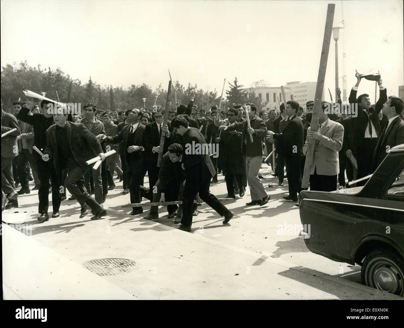 Avril 04, 1967 - triste incidents parmi les étudiants d'Athènes ont été malheureusement répété à Salonique où de grands groupes d'étudiants universitaires soutenant politiquement l'Union européenne et l'Union européenne Radical Centre se sont affrontés entre eux, causant plusieurs blessés, qui ont obligé le doyen de l'Université de demander l'intervention de la police pour éviter d'autres victimes parmi les étudiants. Les forces de police de Salonique a demandé aux élèves de se disperser et quand ils réutilisés, les gendarmes ont entrepris l'initiative et les a dispersés à l'aide de bombes lacrymogènes et des unités de sapeurs-pompiers. Photo montre des scènes du triste cas de Salonique. Banque D'Images