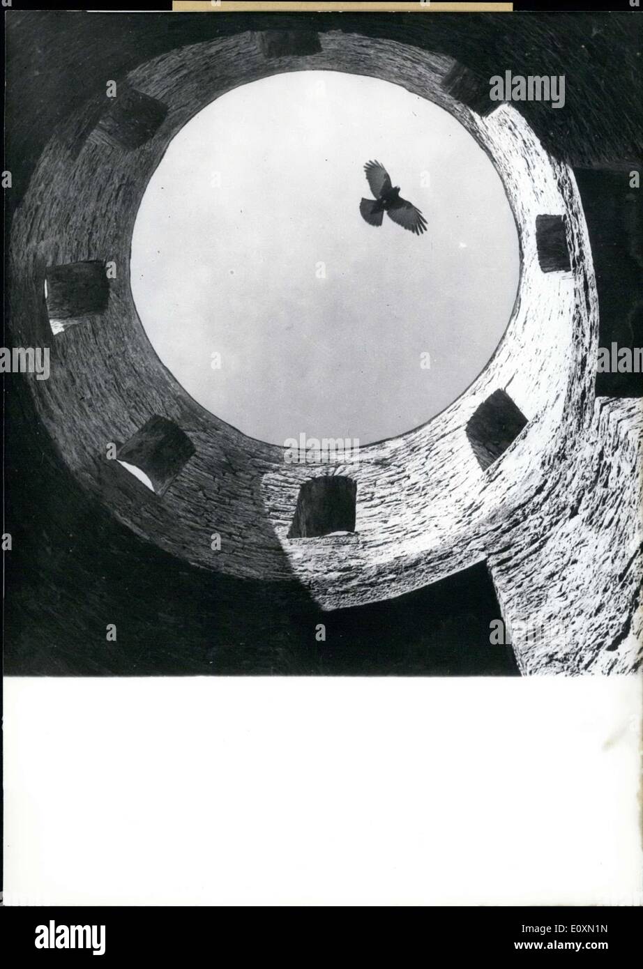 Avril 06, 1967 - C'est montré buzzard vol au-dessus de la région Neckartal en Allemagne en quête de souris. La météo n'a pas été si aimables et des souris ont été rares, au grand dam de la buse. Banque D'Images