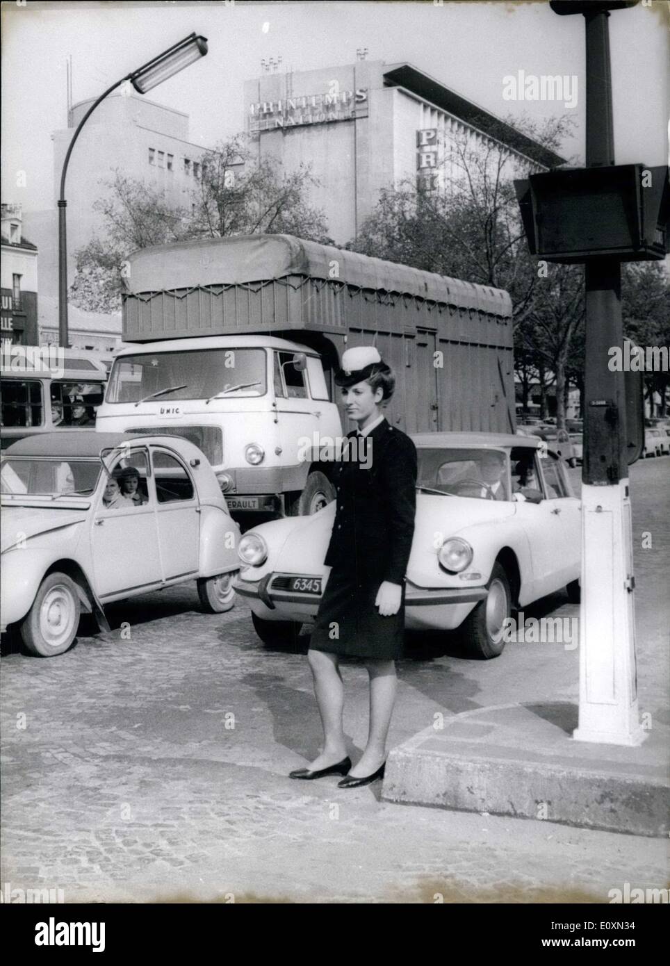 15 avril 1967 - Esther Nadel Études Israël Paris problèmes de circulation Banque D'Images