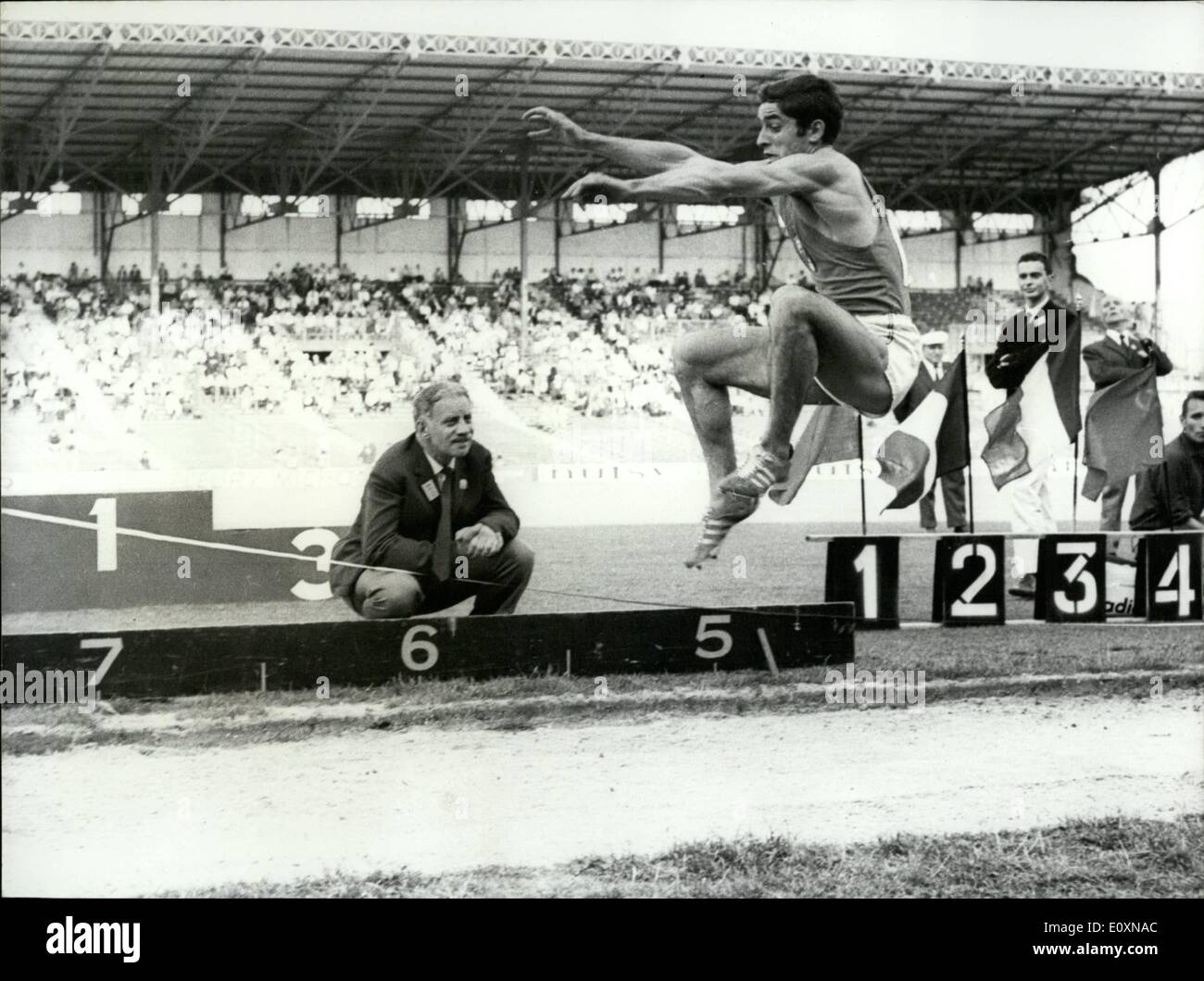 Juin 06, 1967 - Jack Pani (France) a réussi à dépasser 8 mètres, établissant ainsi un record pour la France au saut en longueur. Il a accompli cet exploit au cours d'une compétition d'athlétisme entre la France et l'URSS à Colombes. Il est représenté dans l'action. Brigitte Bardot à conférer de promotion Banque D'Images