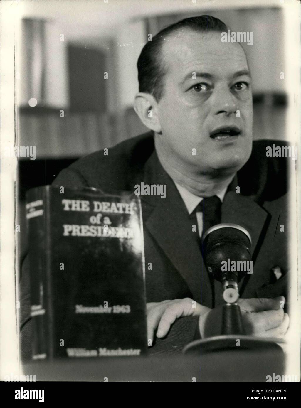 17 avril 1967 - WILLIAM MANCHSTER - auteur de ''Death of A PRESIDENT'' - TIENT CONFÉRENCE DE PRESSE. 44 ans, l'écrivain américain William Manchester dont le livre sur le président Kennedy appelé ''Death of a President'' est publié n La Grande-Bretagne aujourd'hui - conférence de presse tenue ce matin à l'Hôtel Salé à Londres. Photo : Keystone montre- William Manchester - avec une copie de son livre - à la conférence de presse d'aujourd'hui. Banque D'Images