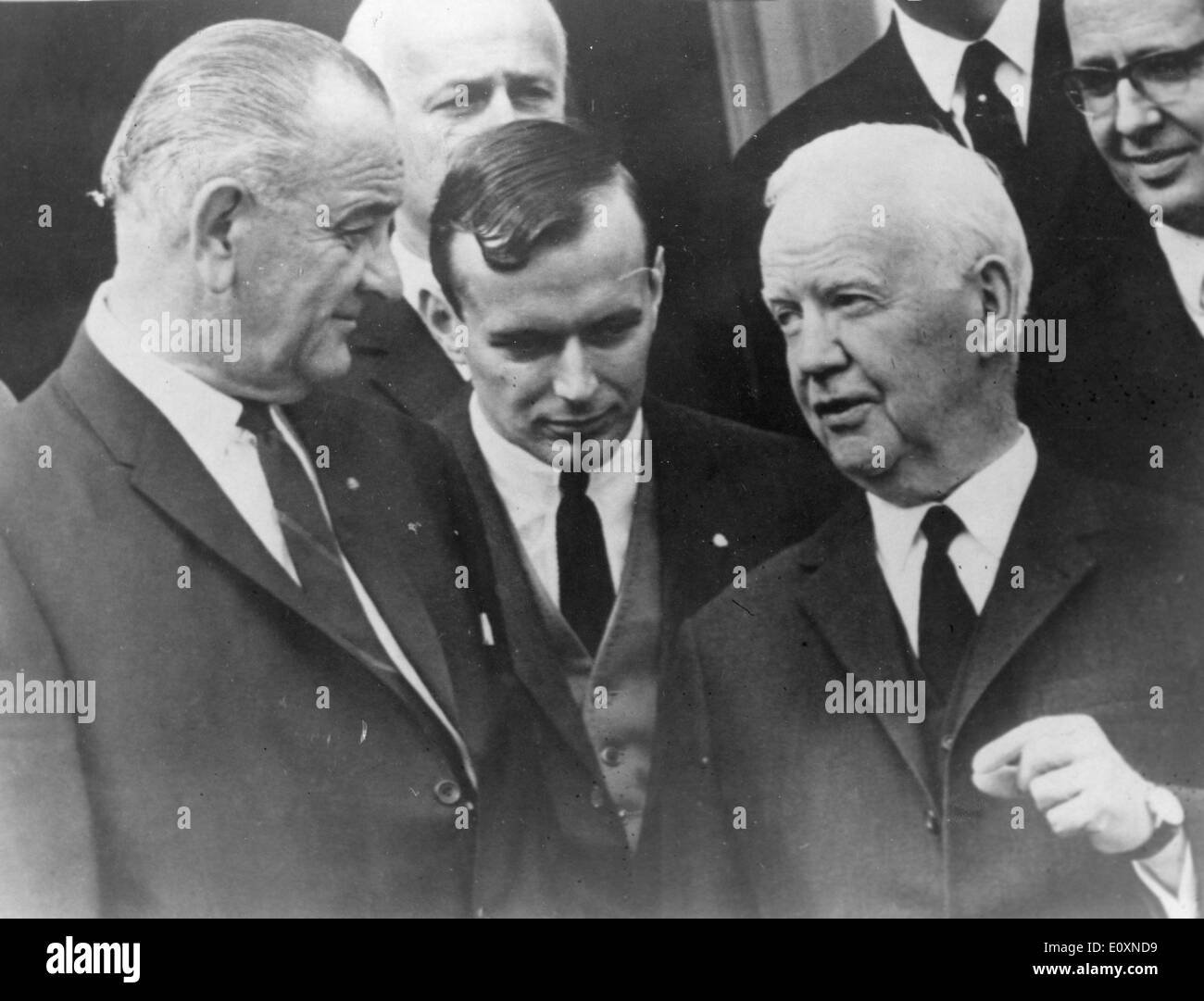 24 avril 1967 - Bonn, Allemagne - Lyndon Baines Johnson (Août 27, 1908 - janvier 22, 1973) souvent appelée LBJ, était le 36e président des États-Unis (1963-1969) après son service comme la 37e Vice-président des États-Unis (1961-1963). Sur la photo : avec le Président LUEBKE aux funérailles de l'ancien chancelier M. Adeenauer. Banque D'Images