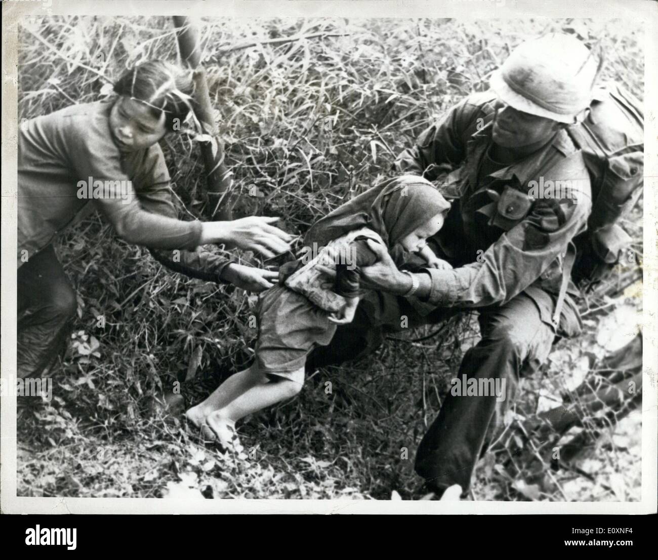 Mai 05, 1967 - La guerre au Vietnam. Un coup de main : photo montre un medie du 1er. La Division d'infanterie (Airmobile), aide l'enfant et des femmes vietnamiennes fuir le Viet Cong, durant la guerre du Vietnam. Banque D'Images