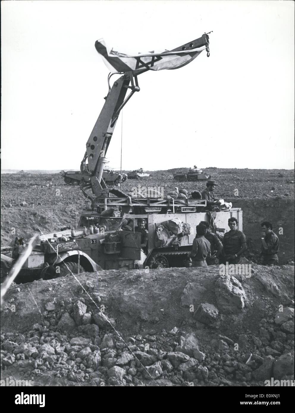 Jun 08, 1967 - La Guerre des Six Jours, les conflits armés en juin 1967 entre Israël et les états arabes de l'Égypte, la Jordanie et la Syrie. En six jours, Israël a conquis la péninsule du Sinaï, la bande de Gaza, Cisjordanie, et les hauteurs du Golan, qui est devenu connus collectivement sous le nom de territoires occupés. Israël et ses voisins arabes avaient été hostiles l'un envers l'autre depuis 1948, quand Israël est devenu une nation dans une zone que les Arabes palestiniens revendiquent comme leur patrie. Après qu'Israël a déclaré son indépendance, plusieurs États arabes et des groupes palestiniens, Israël a immédiatement voulu seulement pour être repoussés Banque D'Images