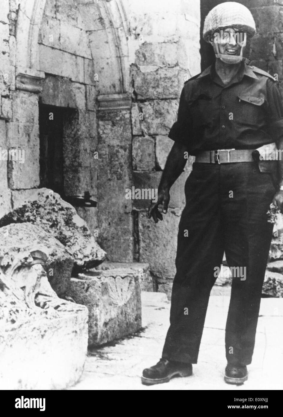 Général Moshe Dayan dans le la vieille ville de Jérusalem qui a été conquise par les Israéliens Banque D'Images