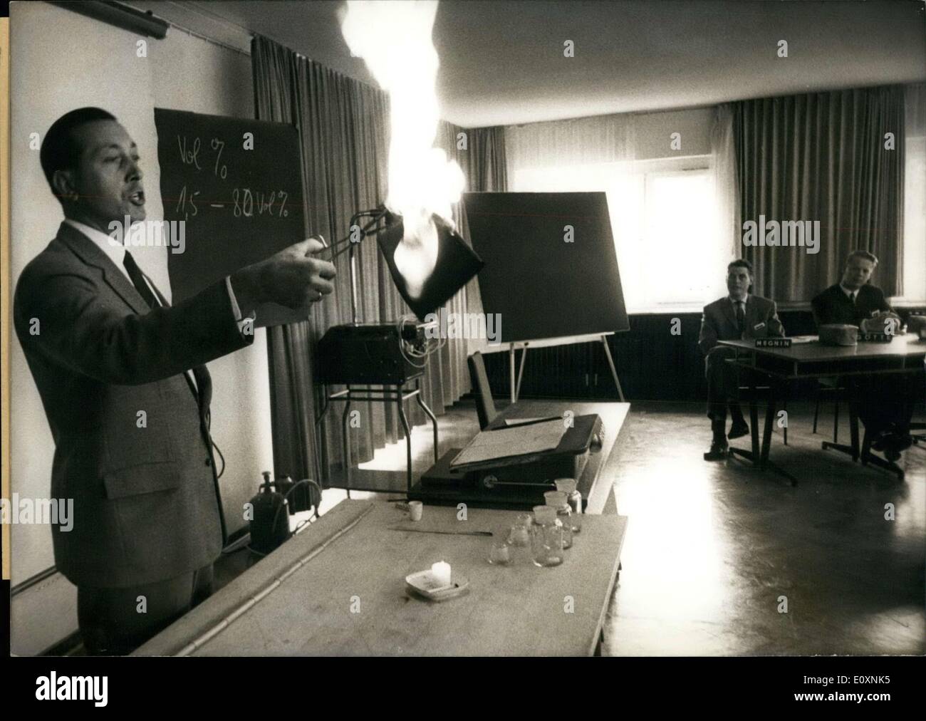 Juin 14, 1967 - ''même difficile de brûler le matériel peut être mis le feu,'' se réchauffe, Pechoc ingénieur Guenter qui démontre que cela fait partie d'un incendie et de prévention des accidents en cours pour les ouvriers et employés en Allemagne. L'école ne fait pas qu'enseigner des théories. Il effectue des démonstrations pour les 10 000 participants. Les accidents de travail réduite à 10,3 pour cent cette année. Banque D'Images