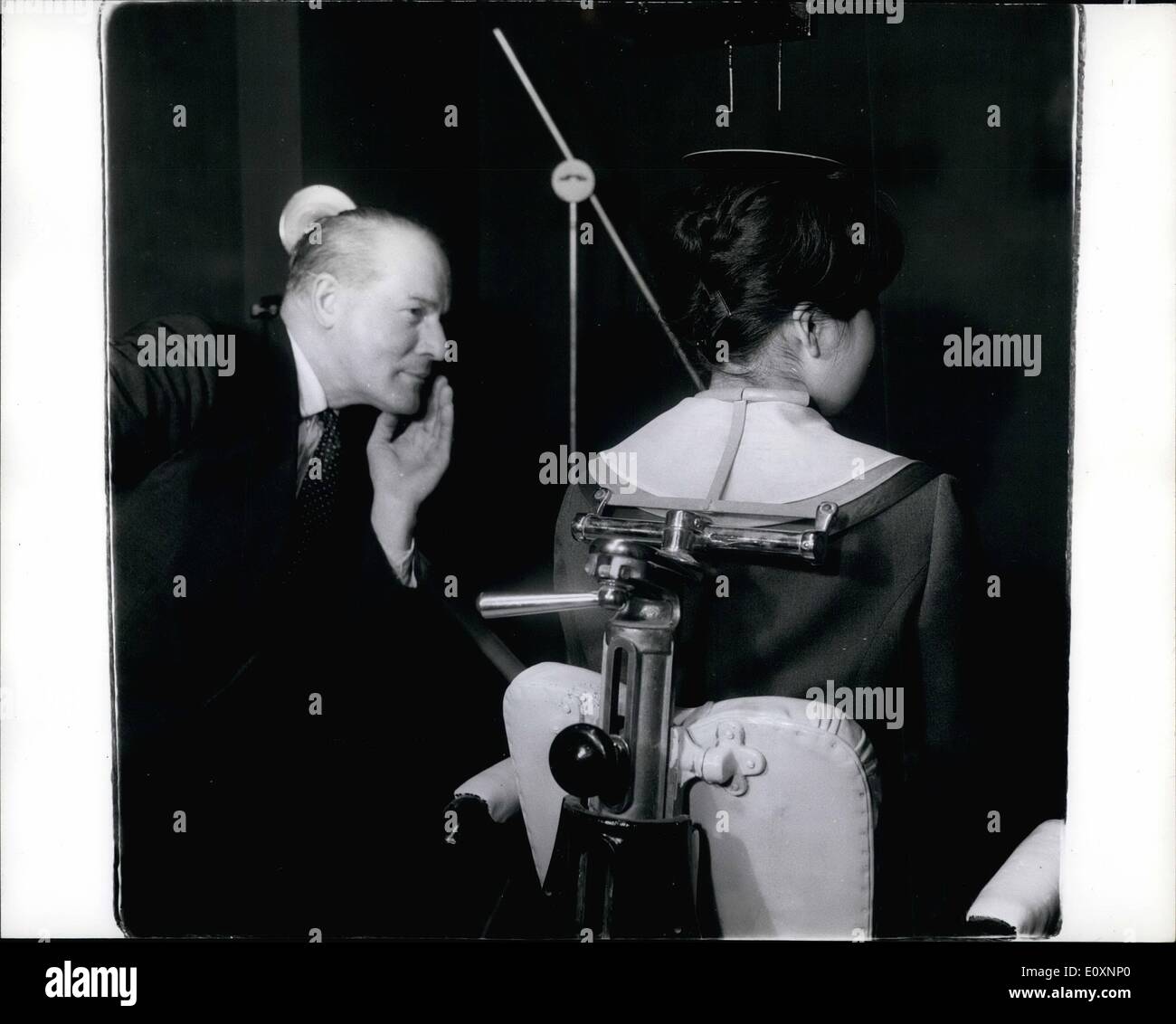Mai 05, 1967 - Une étude canadienne : Photographe sculpteur Scot G. Macdonald Reid Studies 20 ans -vieux Yana Saki, star de Flower Drum Song. Banque D'Images