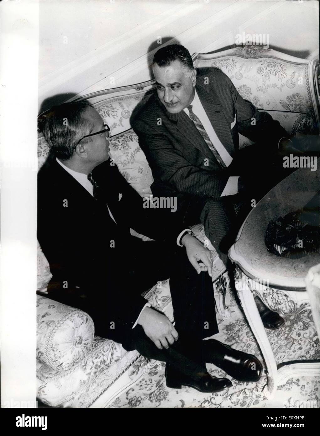 05 mai 1967 - U. Thant dans Tales avec le président Nasser ; Photo montre U Thant, le Secrétaire général des Nations Unies, qui a décidé de couper court à sa visite au Caire et de rentrer à New York aujourd'hui (jeudi), photographié hier avec le président Nasser, au cours de leurs pourparlers au Caire. Banque D'Images