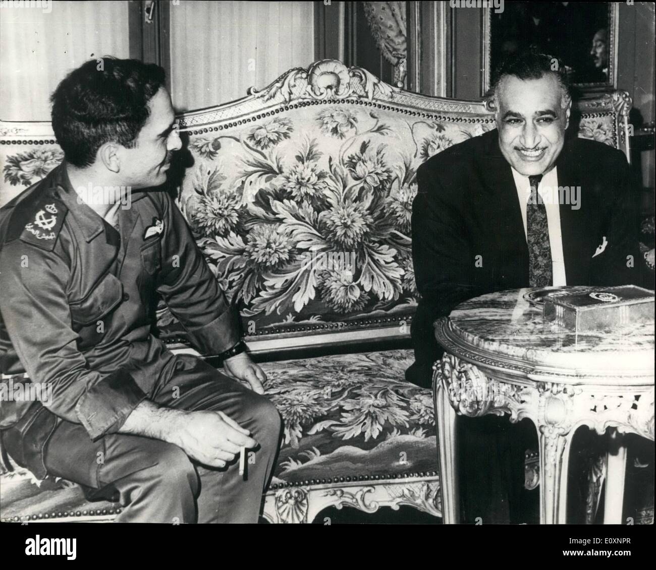 Juillet 07, 1967 - Le Roi Hussein au Caire : photo montre le Roi Hussein de  Jordanie, en compagnie du président Nasser, peu après l'arrivée du Roi au  Caire pour les récentes