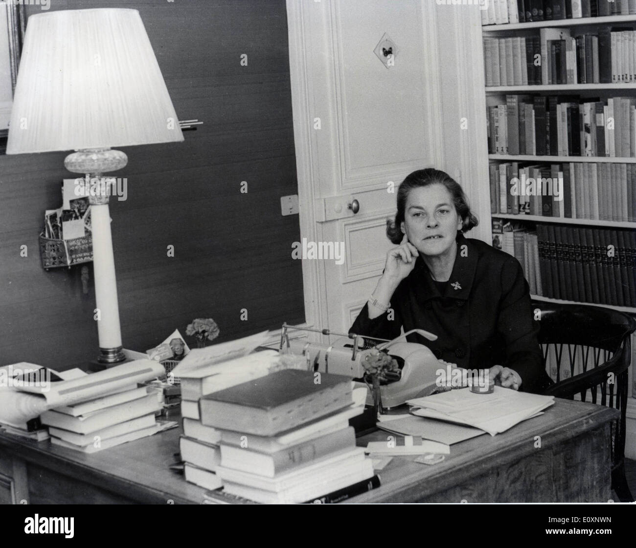 21 juin 1967 - Paris, France - écrivain, romancier MARY MCCARTHY dans son bureau à Paris. Banque D'Images