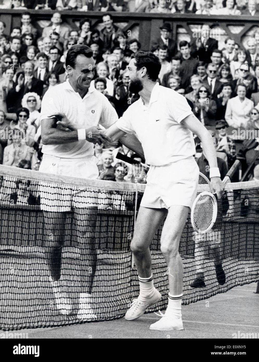 Jun 28, 1967 - Londres, Angleterre, Royaume-Uni - VIC SEIXAS (L) reçoit les félicitations de JORGEN ULRICH pendant le championnat de tennis de Wimbledon. Seixas allait remporter le match. Banque D'Images