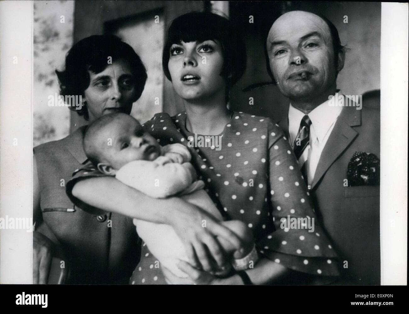 Juillet 06, 1967 - Mireille Mathieu avec les parents et treizième Frère, Dorlotant APRESS Banque D'Images