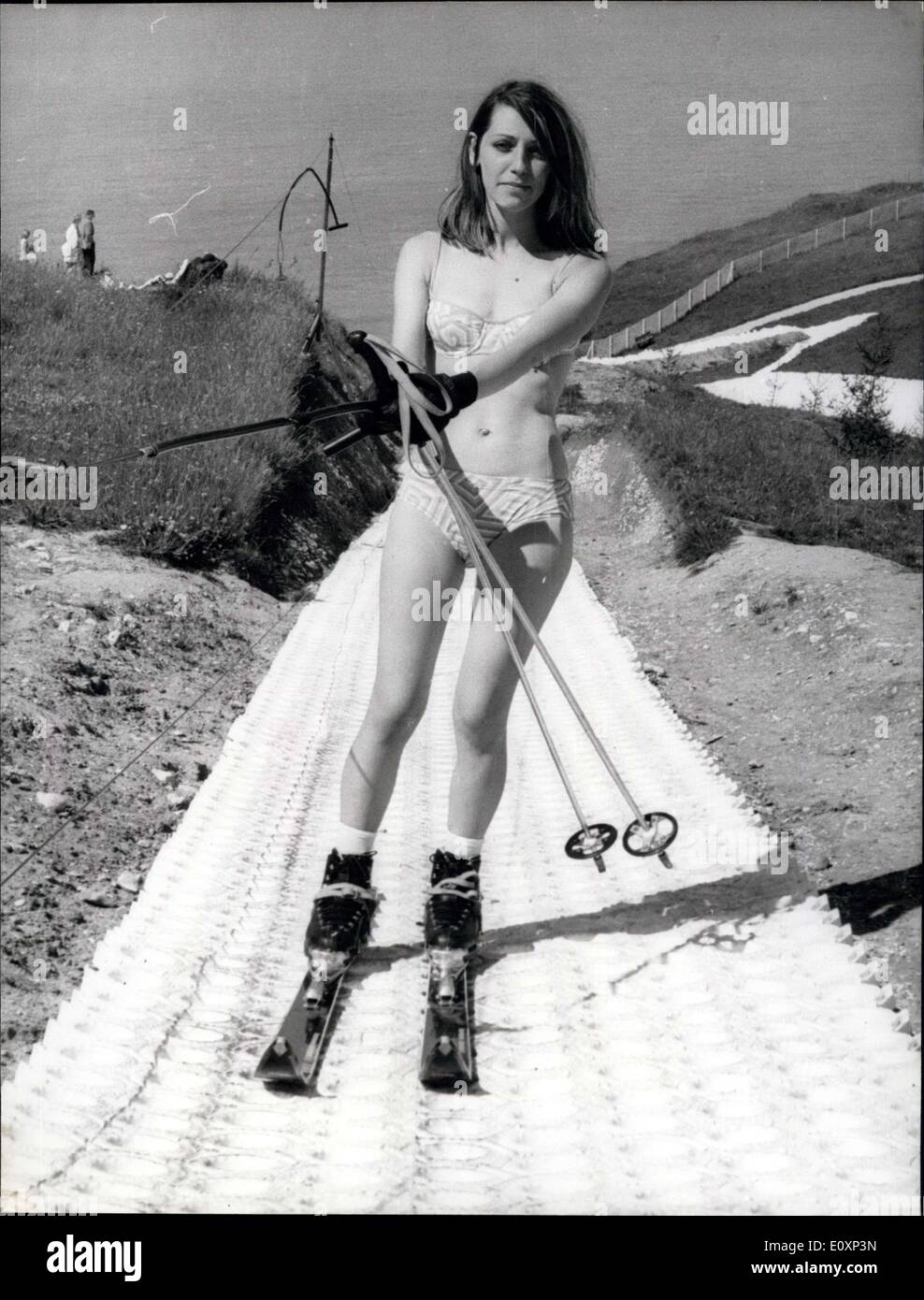 11 juillet 1967 - ski et Seabathing roulés dans un seul City habitants qui ne peuvent pas se permettre un double séjour, un pour la mer en été et un pour roi en hiver peuvent maintenant tout faire en même temps. Pour Dieppe, qui se développe pour être une station estivale à part entière du canal a maintenant un soleil artificiel - et - le fond marin. La photo montre Un jeune vacancier portant un bikini s'adonne à un peu de ski avant de prendre un bain de mer. Banque D'Images