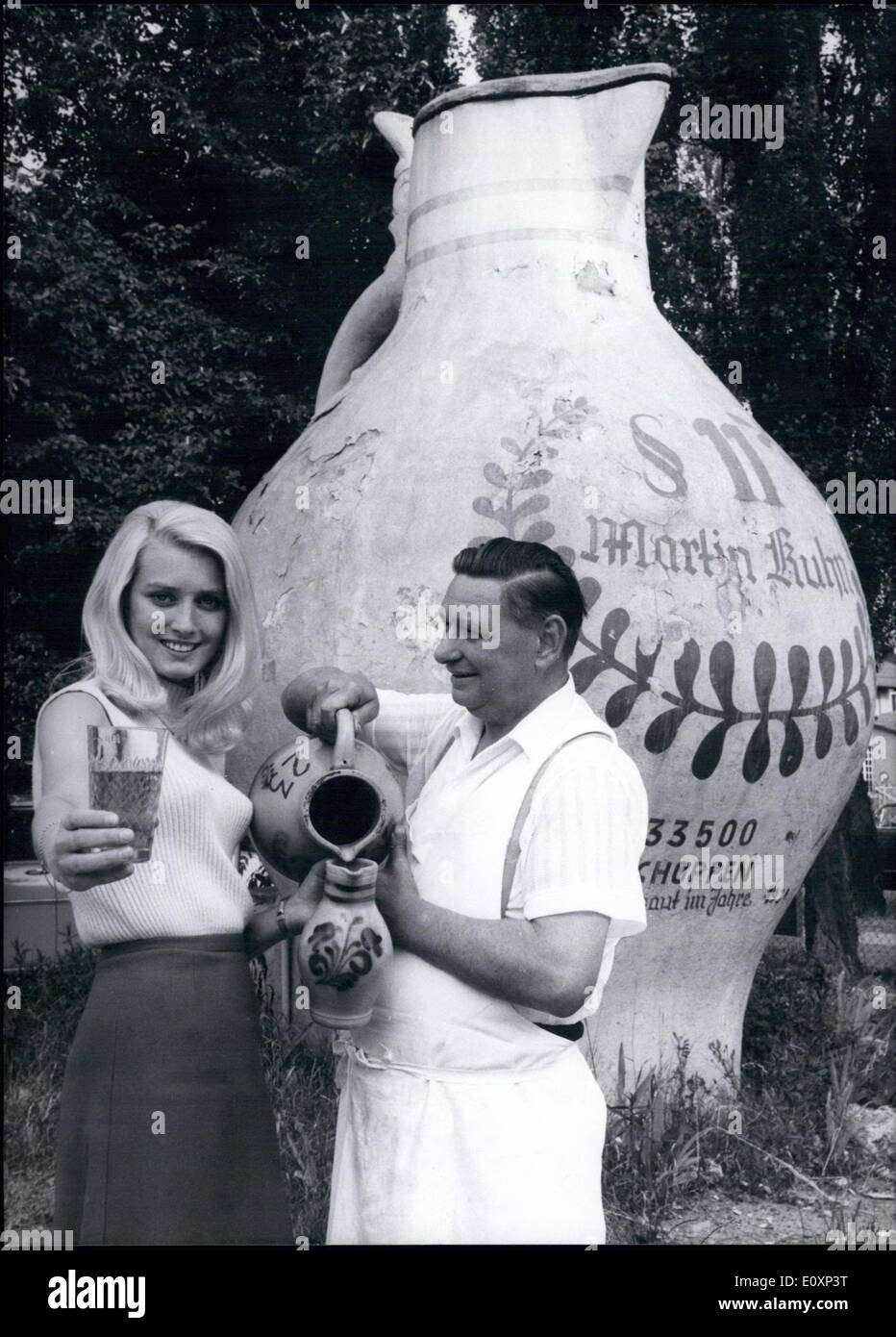 Juillet 11, 1967 - ce monstre jug, créé par Martin Kuhn, détient 33 500 demi-pintes d'un liquide. Il allait bientôt être rénové et remis en place avec une célébration. Banque D'Images