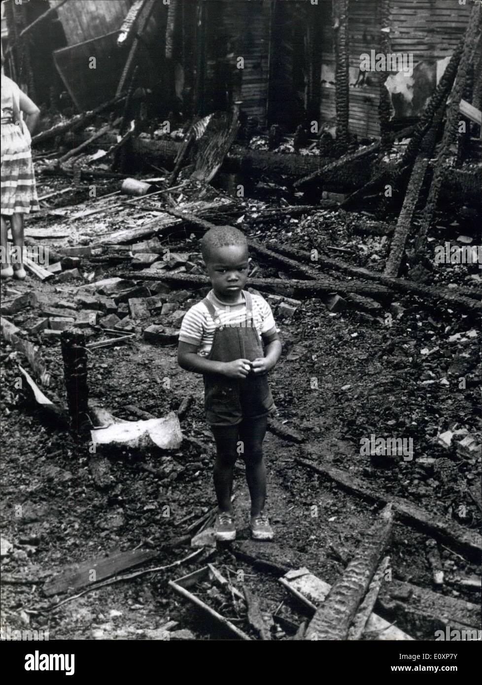 Juillet 07, 1967 - les émeutes de Detroit : Farlorn symbole de symbole des émeutes d'émeutes plus tropic victimes, Thomas Allen (3) se trouve dans les ruines de sa maison sur ch Street. Banque D'Images