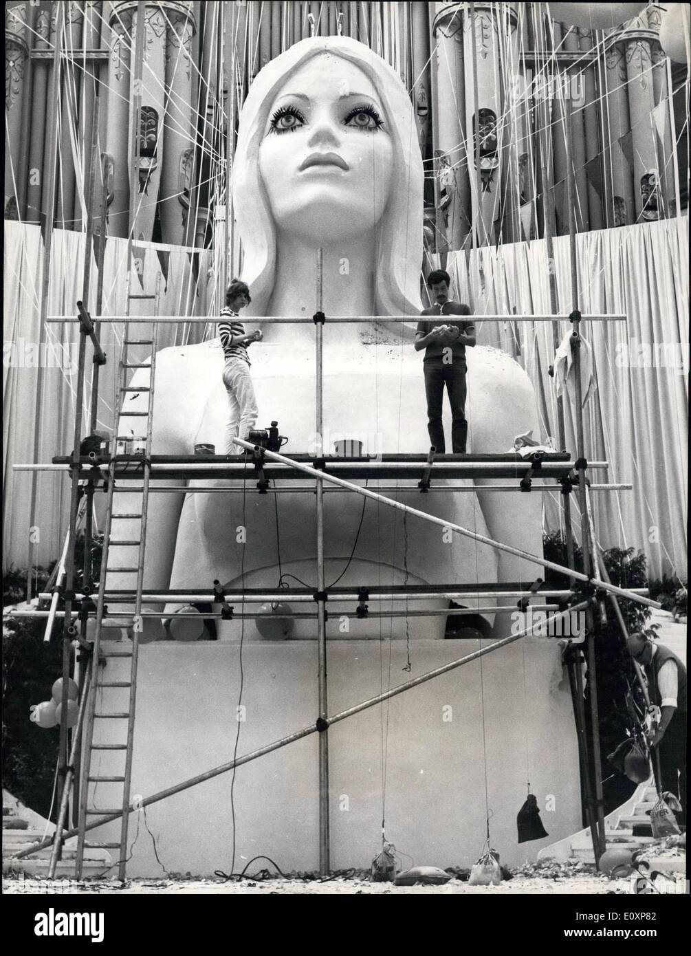 Juillet 07, 1967 - Chiffre géant pour le film Le Bonheur de Mme Blossom : UN 20 Ã¢â€" oefoot plastique haute figure, sculptés avec des couleurs vives par Eddie Butler, de Glasgow, jouera figure centrale à une brasserie internationale convention dans une scène pour le film Le Bonheur de Mme Blossom filmés à l'Alexandra Palace, Londres. La figure a pris trois semaines à faire. Photo montre Eddie Butler et son assistant, Lucina Della Rocca, vu la dernière main à la figure de géant à l'Alexandra Palace. Banque D'Images