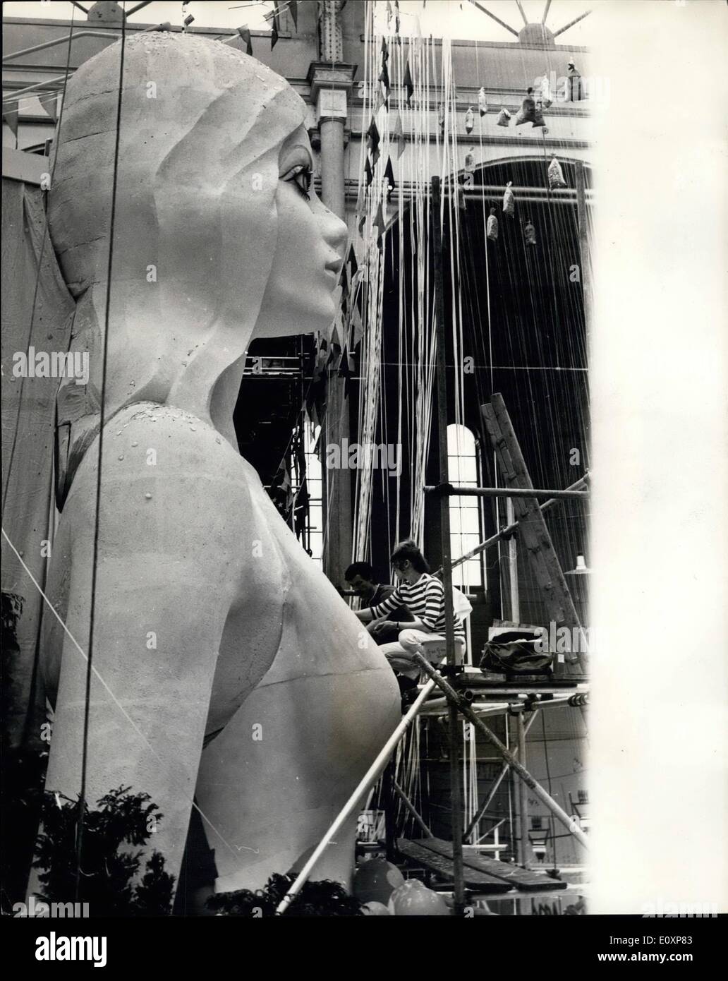 Juillet 07, 1967 - Chiffre géant pour le film Le Bonheur de Mme Blossom : UN 20 Ã¢â€" oefoot plastique haute figure, sculptés avec des couleurs vives par Eddie Butler, de Glasgow, jouera figure centrale à une brasserie internationale convention dans une scène pour le film Le Bonheur de Mme Blossom filmés à l'Alexandra Palace, Londres. La figure a pris trois semaines à faire. Photo montre Eddie Butler et son assistant, Lucina Della Rocca, vu la dernière main à la figure de géant à l'Alexandra Palace. Banque D'Images