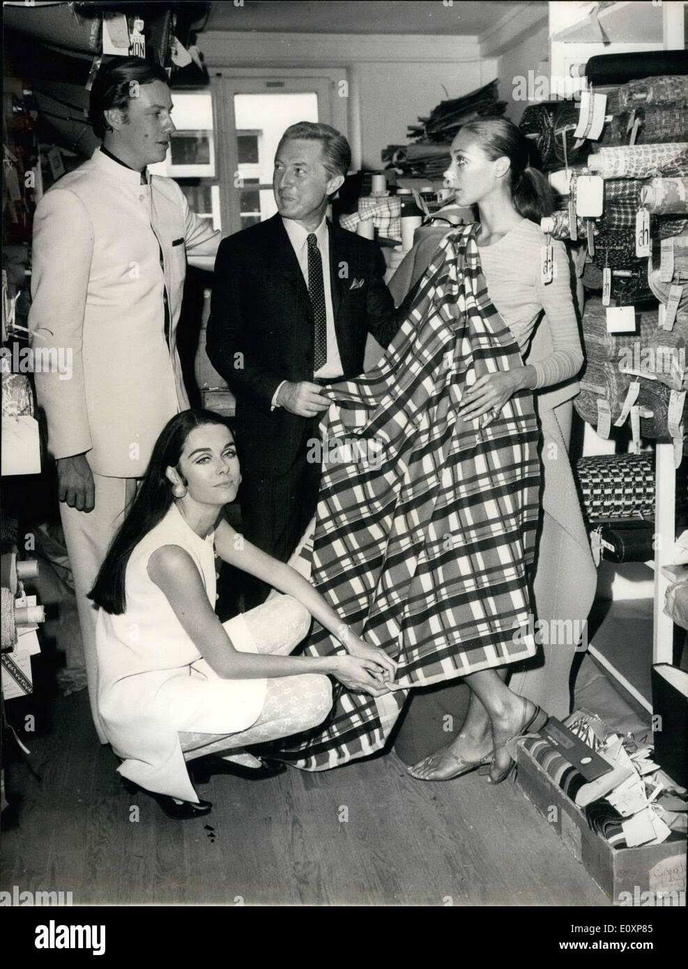 Juillet 07, 1967 - Fashion Show chez Lanvin ; Photo montre Bernard Lanvin (à gauche, en blanc) et Mme Lanvin (à genoux), syndicat et Modèle. Banque D'Images