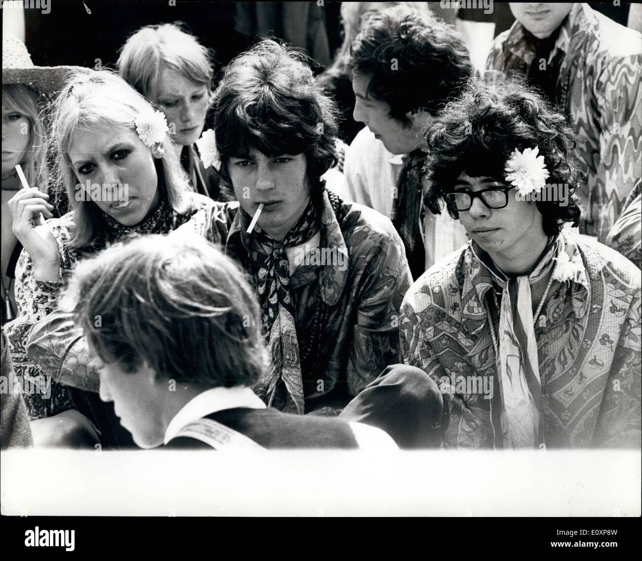 Juillet 07, 1967 - LA FLEUR DE PERSONNES RÉUNIT DANS HYDE PARK. Des centaines de jeunes hippies se sont réunis à Hyde Park hier, où ils ont de la ''être-dans''. Ils passez le mot de l'amour (la fleur de personnes se consacrent à rendre la société plus spirituellement et mentalement conscient) et ils répandre la parole de la marijuana (qui ils veulent) légalisé avec des cloches sur leurs orteils, des fleurs dans leurs cheveux, et de l'exercice ''Flower Power'' des bannières, ils se sont réunis sur l'herbe en récitant des poèmes, chants et danses. La foule devait être environ 5 000, pour la plupart des hippies, mais beaucoup d'entre eux curieux visiteurs Banque D'Images
