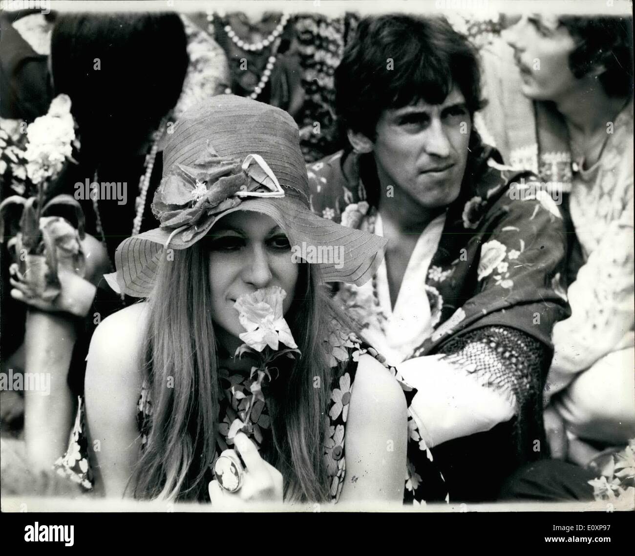 Juillet 07, 1967 - La Fleur les gens se rassemblent dans la région de Hyde Park : des centaines de jeunes hippies se sont réunis à Hyde Park hier, où ils ont de la ''être-dans''. Ils passez le mot de l'amour (la fleur de personnes se consacrent à rendre la société plus spirituellement et mentalement au courant), et ils ont répandu la parole de la marijuana (qu'ils souhaitent). légalisé Avec des cloches sur leurs tees, des fleurs dans leurs cheveux et l'exercice ''Flower Power'' des bannières, ils se sont réunis sur l'herbe en récitant des poèmes, chants et danses. La foule doit avoir environ 5 000 numérotés principalement les hippies, mais beaucoup d'entre eux curieux visiteurs Banque D'Images