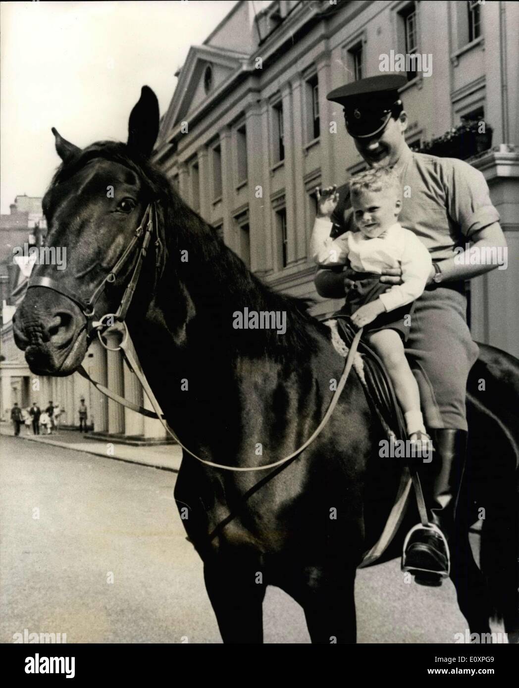 Juillet 24, 1967 - garçon est invité de la Household Cavalry : quatre ans, David Randolph, qui a été blessé dans un accident à l'issue de la parade la cérémonie couleur invitant un cheval appartenant à la Garde à pied, sur la 10e. Juin, a été aujourd'hui l'invité d'honneur de de la Household Cavalry Regiment, avec qui le cheval était en aucune façon lié - de la Caserne Wellington, parce qu'ils ont décidé que ce serait une bonne idée de lui faire rencontrer les chevaux pour qu'il n'auraient pas peur d'eux Banque D'Images