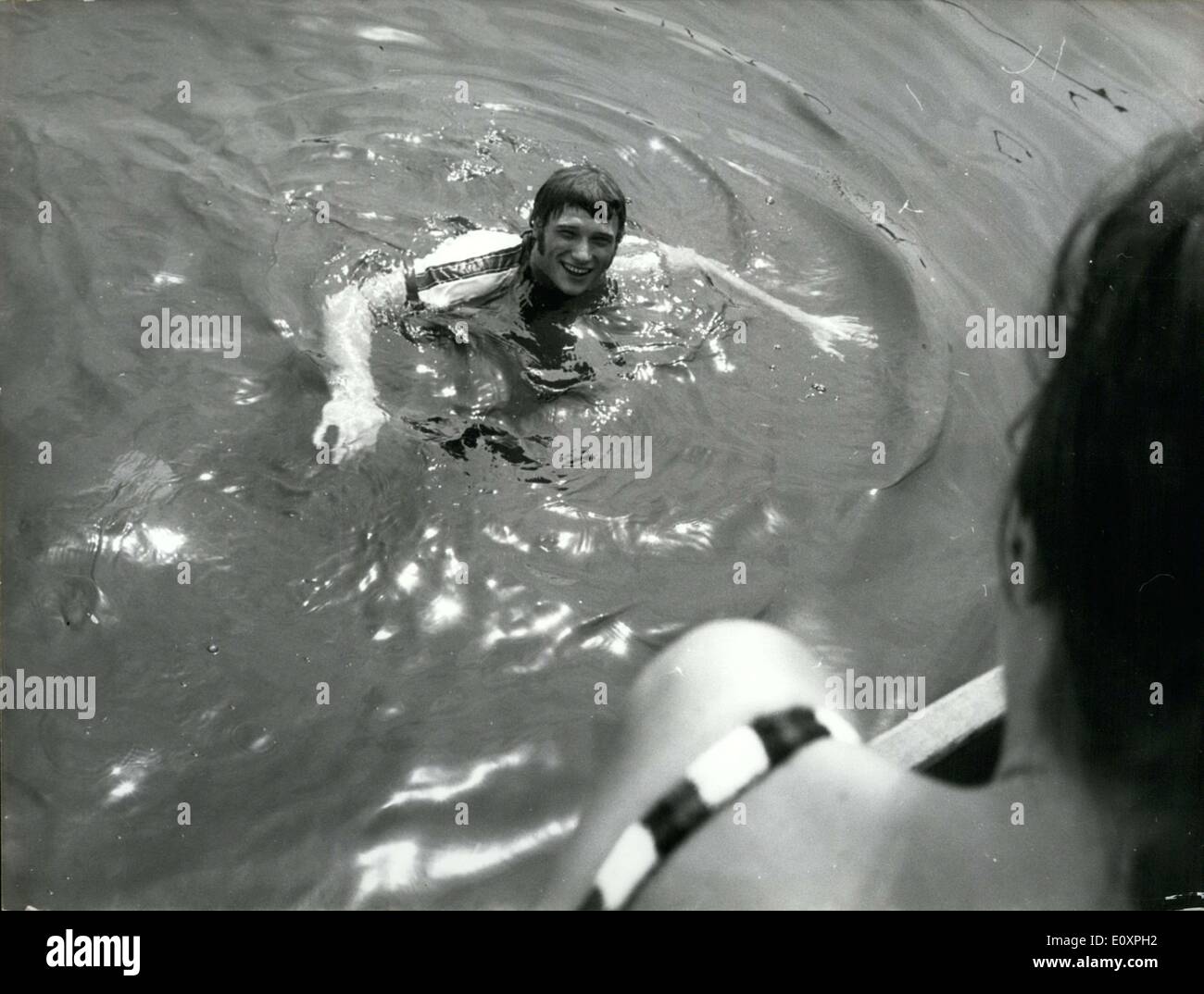 Juillet 27, 1967 - Johnny Halliday est poussé dans l'eau à la plage Banque D'Images