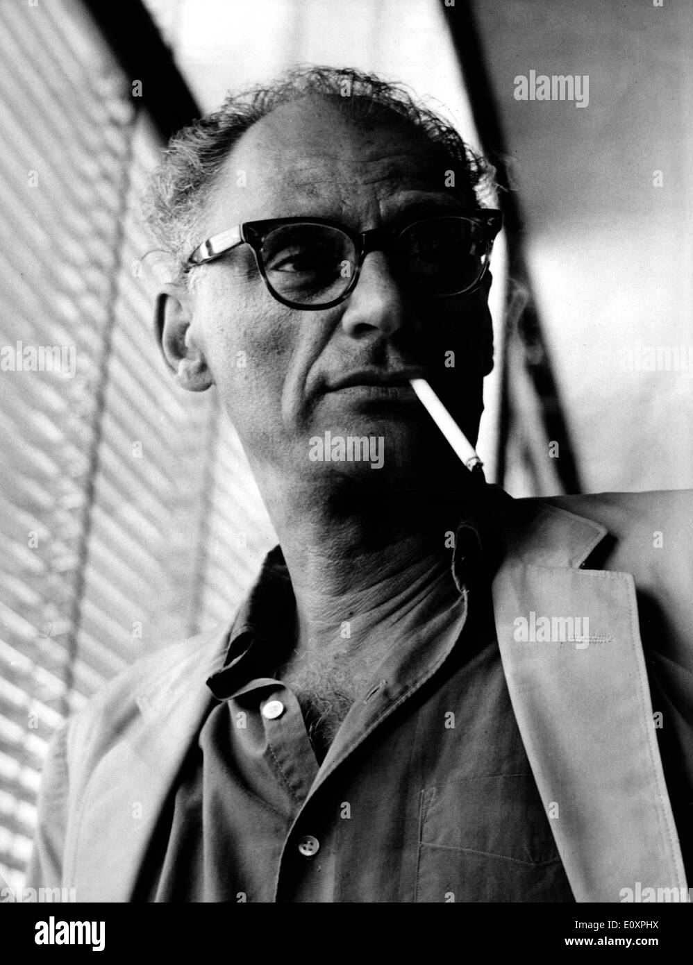 Auteur Arthur Miller fumer une cigarette Banque D'Images