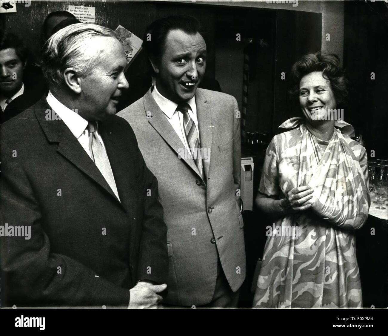 Juillet 07, 1967 - Le Premier ministre et sa femme visiter la Kenn Dodd spectacle au London Palladium : M. Harold Wilson accompagné Banque D'Images