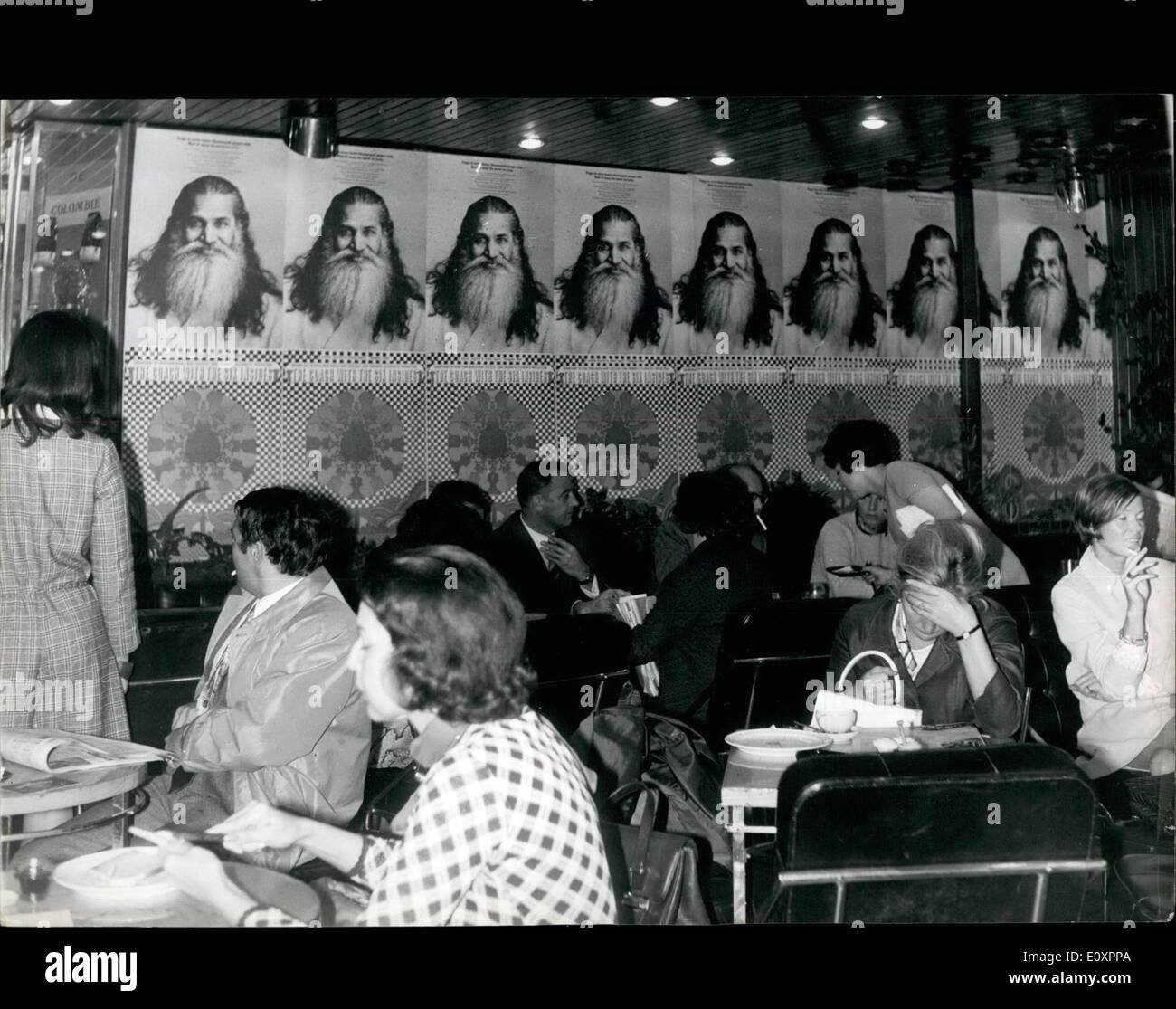10 octobre 1967 - Affiches Craze Hits Paris Le premier Américain ''X'', ''pop'' et ''Noodle'' des affiches pour se rendre à Paris sont maintenant Banque D'Images