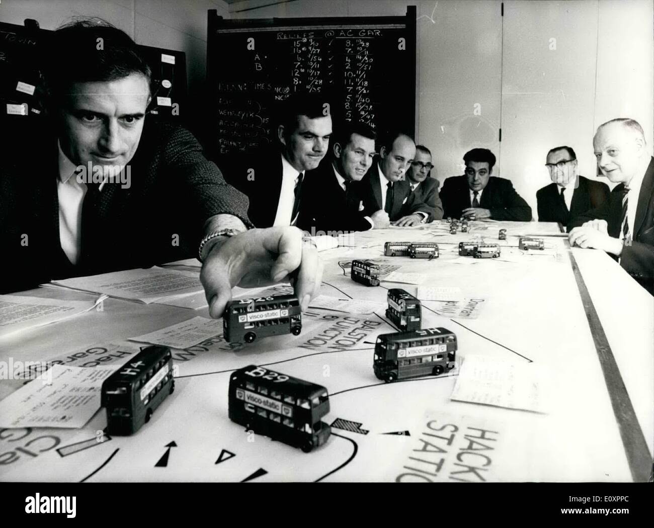 10 octobre 1967 - où les bus ne fonctionnent sur le temps : dans cette salle à Chiswick, les bus ne fonctionnent sur le temps - parce que c'est là que London Transport enseigner l'entreprise de gestion des bus aux conducteurs et conducteurs qui ont des ambitions d'atteindre le grade d'inspecteur. Une grande partie de la dernière étape de leur formation est passé taille d'une boîte de manœuvre pour les bus série flics avec des situations critiques imaginé par le professeur. Une fois qu'ils peuvent le faire de manière satisfaisante qu'ils parcourent le public entièrement équipé pour mettre de l'ordre à partir du chaos. Du moins c'est l'idée. Banque D'Images