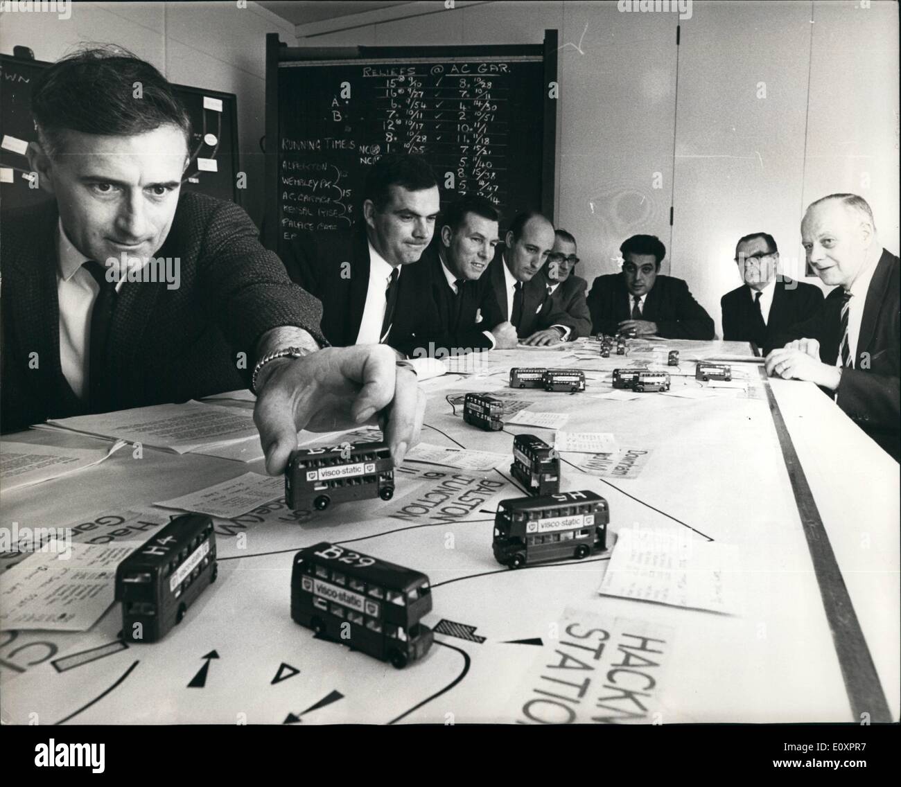 10 octobre 1967 - où les bus ne fonctionnent sur le temps : dans cette salle à Chiswick, les bus ne fonctionnent sur le temps - parce que c'est là que London Transport enseigner l'entreprise de gestion de bus aux conducteurs et conducteurs qui ont des ambitions d'atteindre le grade d'inspecteur. Une grande partie de la dernière étape de leur formation est passé de la taille d'une boîte de manœuvre tour bus pour faire face aux situations critiques imaginé par le professeur. Une fois qu'ils peuvent le faire de manière satisfaisante qu'ils parcourent le public - entièrement équipé pour mettre de l'ordre à partir du chaos. Du moins c'est l'idée. Banque D'Images