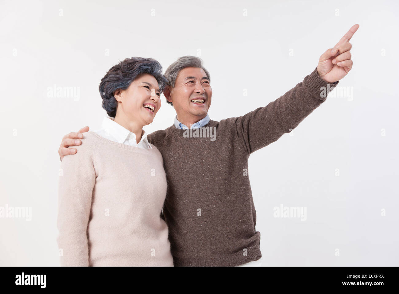 Un vieux couple à la recherche de quelque chose Banque D'Images