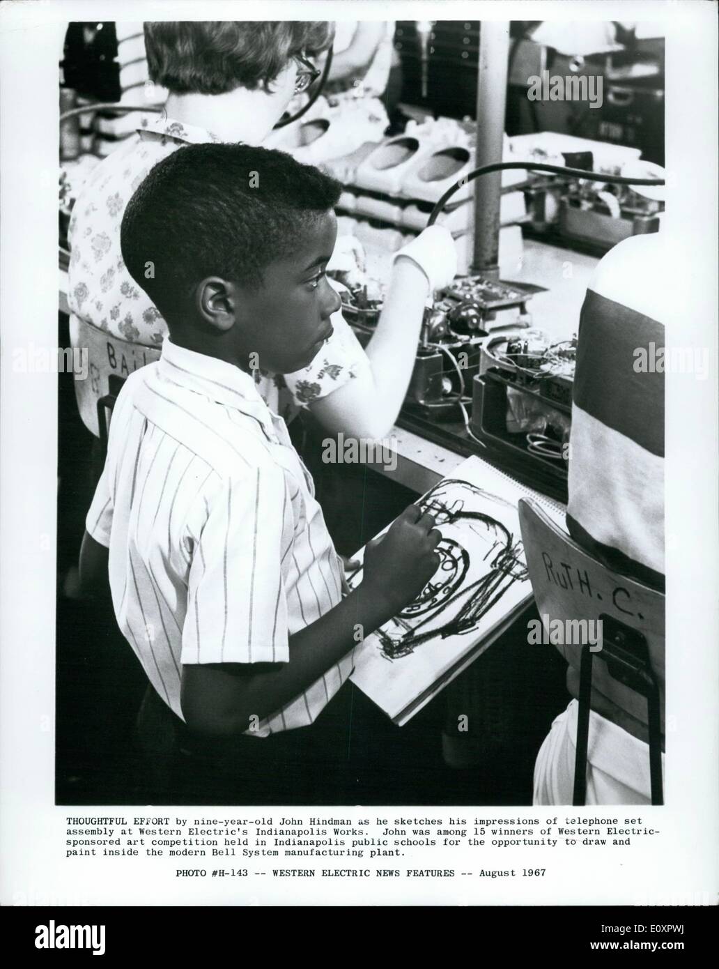 08 août 1967 - Effort réfléchi par neuf ans, John Hind-homme tel qu'il ébauches son impression de téléphone à l'Assemblée générale à l'ouest de l'Éclectique Indianapolis fonctionne. John était parmi les 15 gagnants du concours art parrainé par Western Electric a tenu à Indianapolis écoles publiques pour l'occasion de dessiner et de peindre à l'intérieur de l'être moderne système 11 usine de fabrication. Banque D'Images