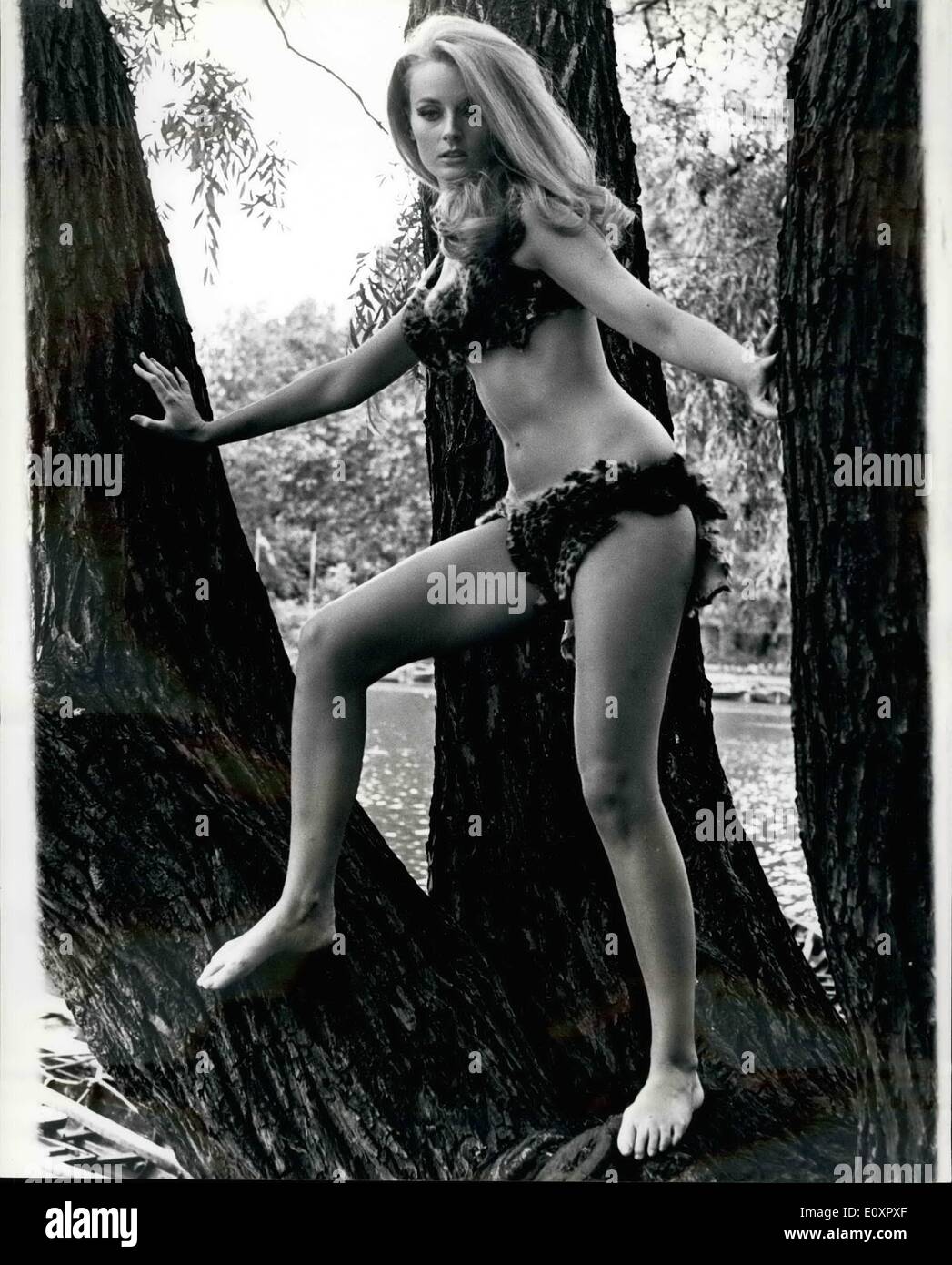 08 août, 1967 - La beauté d'Hollywood dont le premier rôle de vedette et contrat pourrait être son 100 000 : Celeste Yarnall, le 22-year-old beauté Hollywood qui a gagné son premier rôle avec écran et d'un contrat qui devrait lui apporter 100 000 au cours des deux prochaines années, est à Londres enrouts à Madrid où elle joue le rôle titre comme une demi-savage fille blanche dans le film ''Le rythme de Veille'' Banque D'Images