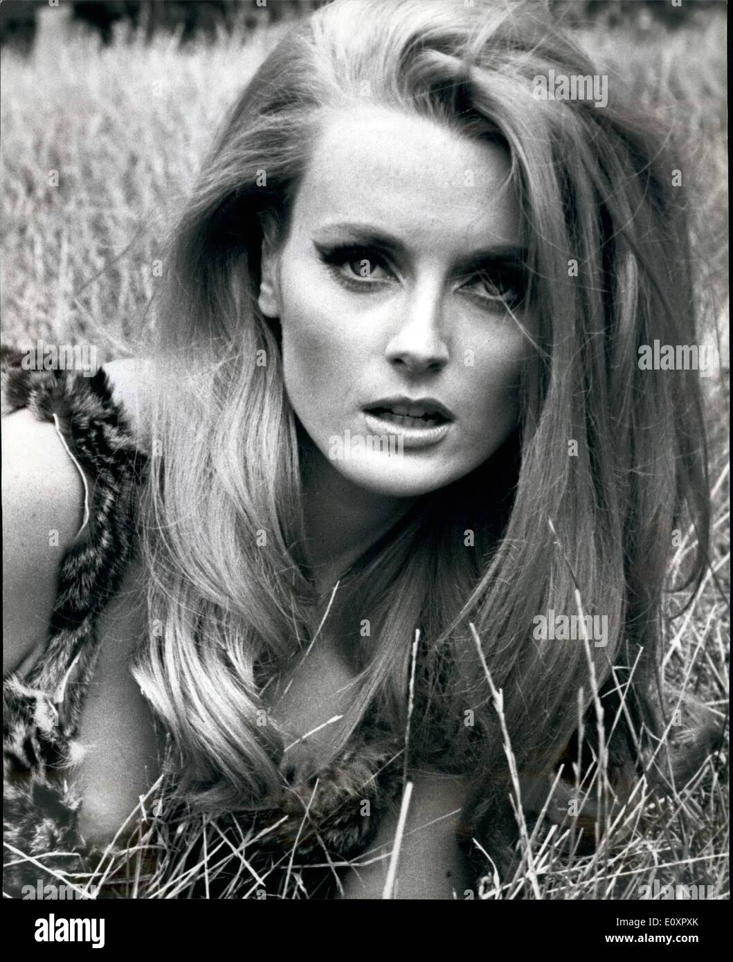 08 août 1967 - Hollywood Beauty Whoopee Premier rôle et contrat pourrait lui apporter 100,000: Geleste yarall, la beauté hollywoodienne de 22 ans qui a gagné son premier rôle de sorsen étoilé et un contrat qui pourrait lui apporter 100,000 dans les deux prochaines années. Est à Londres en route vers Madrid où elle joue le rôle de titre de fille blanche à moitié sauvage dans le film ''The face of Eye'' Banque D'Images