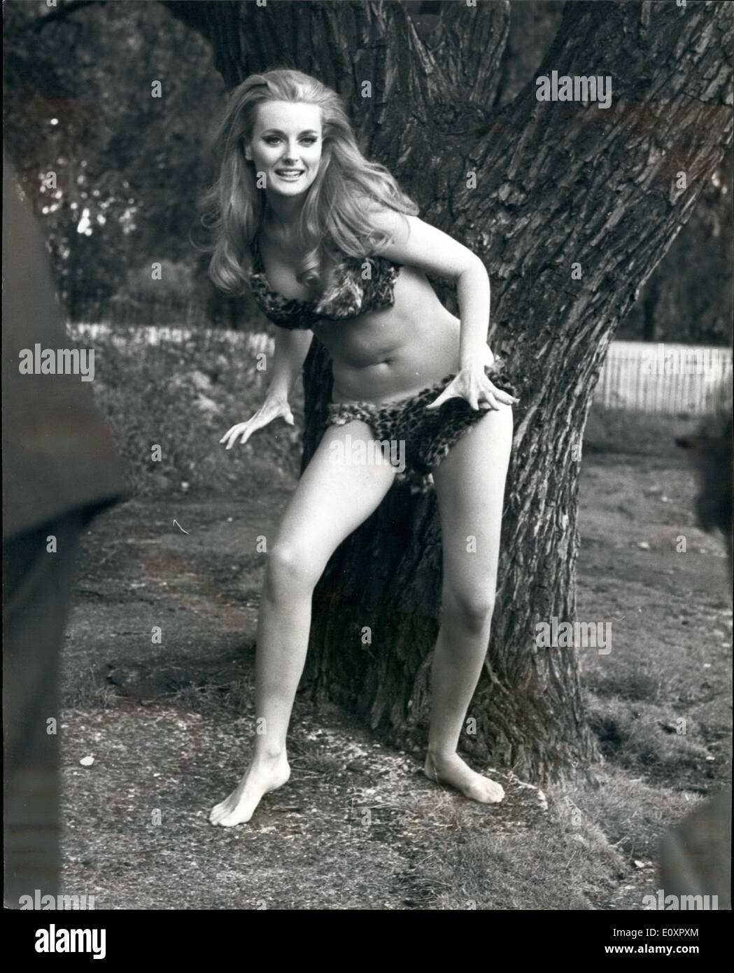 08 août 1967 - Hollywood Beauty Whoopee Premier rôle et contrat pourrait lui apporter 100,000: Geleste yarall, la beauté hollywoodienne de 22 ans qui a gagné son premier rôle de sorsen étoilé et un contrat qui pourrait lui apporter 100,000 dans les deux prochaines années. Est à Londres en route vers Madrid où elle joue le rôle de titre de fille blanche à moitié sauvage dans le film ''The face of Eye'' Banque D'Images