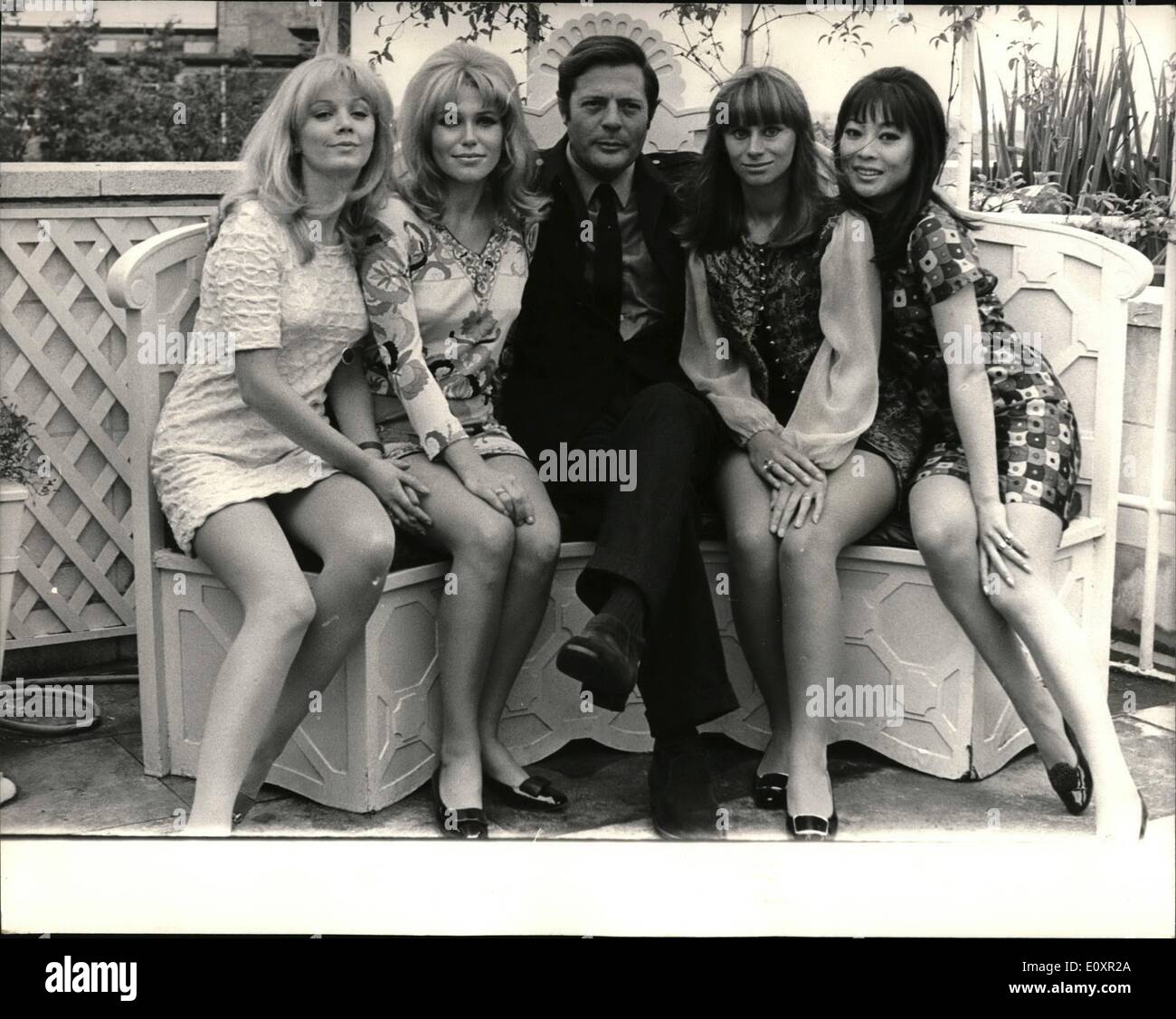 10 octobre 1967 - Italy's Leading star masculine à Londres pour faire un film avec Rita Tushingham : Marcello Mastroianni, No 1 homme star a donné une conférence de presse cet après-midi à l'hôtel dorchester.Il est en Angleterre pour faire sa première langue Anglais photo avec Rita Tushingham, actrice britannique. « diamants pour le petit-déjeuner'', le film sera produite par Carlo Ponti. La photo montre la vue à la réception sont L-R, Mme Elaine Taylor, Maggie Byle, Marcello Mastroianni, Rita Tushingham, et Francisa Tu. Ce sont les petites filles qui vont prendre part à la fim avec Rita Tushingham. Banque D'Images