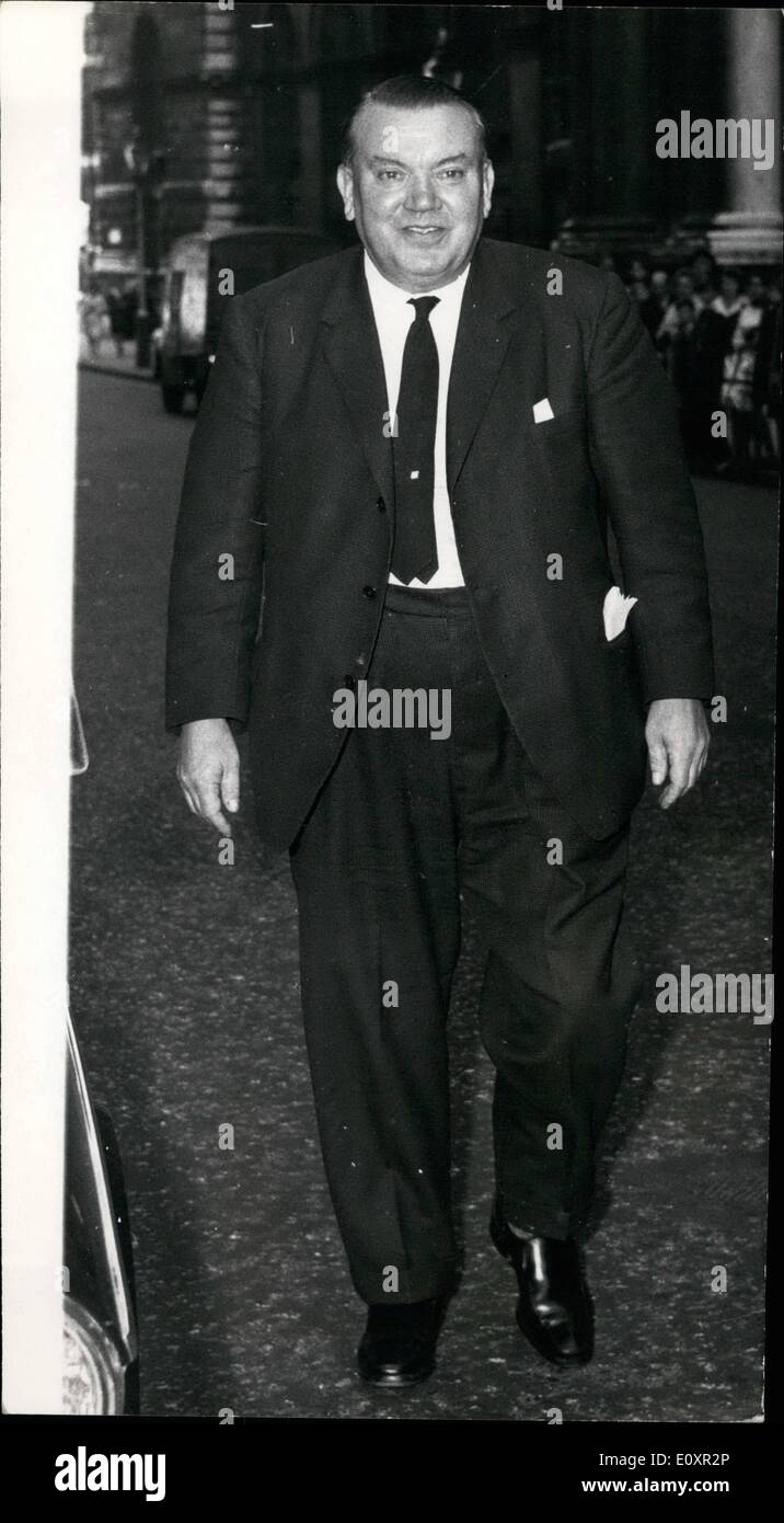 10 octobre 1967 - Le Premier Ministre, M. Harold Wilson cet après-midi a eu des entretiens sur la situation des quais, avec M. Ray Gunter, ministre du Travail, et M. Frank Cousins, chef du syndicat des transports. M. Cousins a court d'une visite au Mexique en raison d'une aggravation de la situation. Banque D'Images